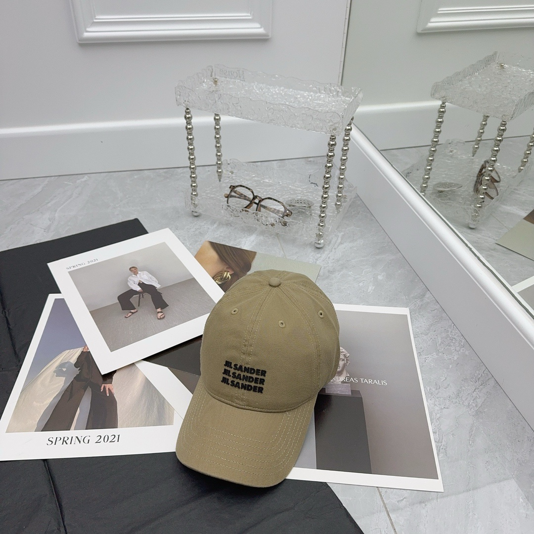 84 runs. jil sander pops a baseball cap. advanced color, same sex - 图片 5