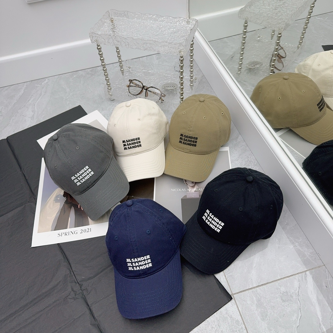 84 runs. jil sander pops a baseball cap. advanced color, same sex - 图片 6