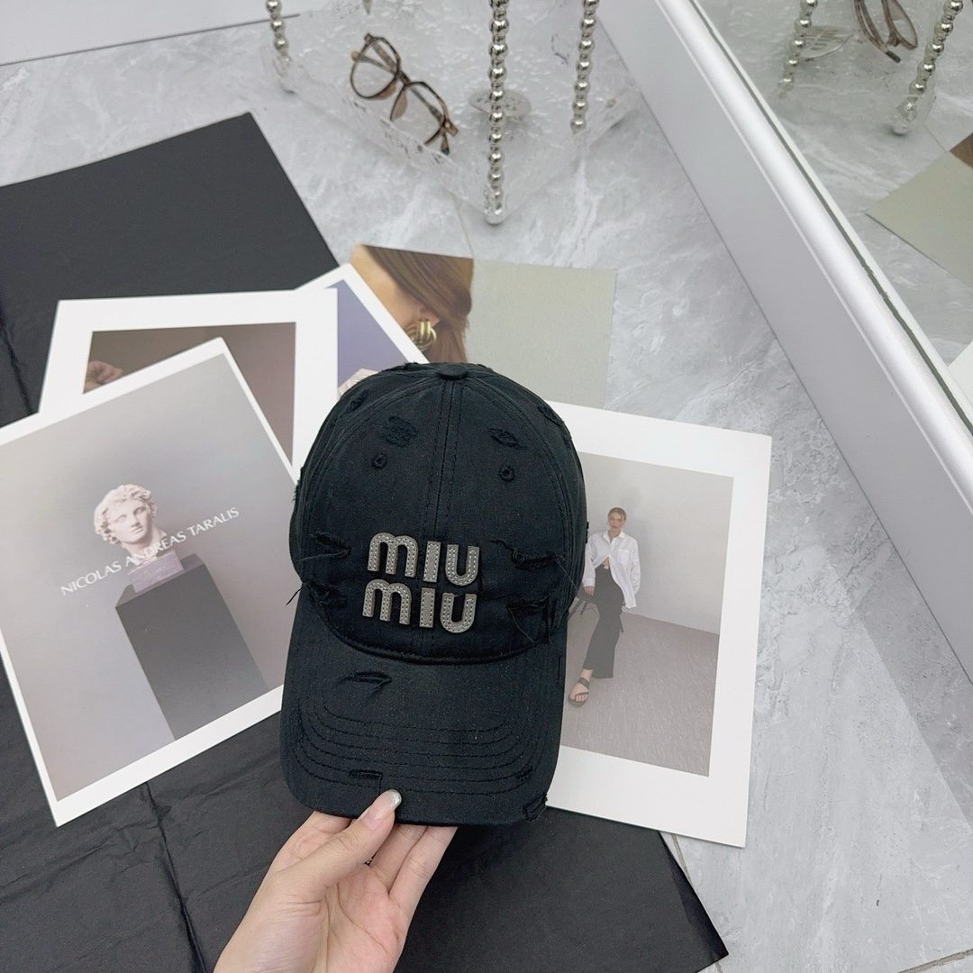 NO:221750,Running volume MiuMiu's new baseball cap is here~ Old retro colors, high-end and versatile!  Hat fisherman hat baseball hat knit hat, hat, miumiu, espadrilles, hats19860909跑量 MiuMiu新款棒球帽来啦～ 做旧复古色系,高级又百搭！帽子渔夫帽棒球帽针织帽,帽子,miumiu,espadrilles,hats,hat