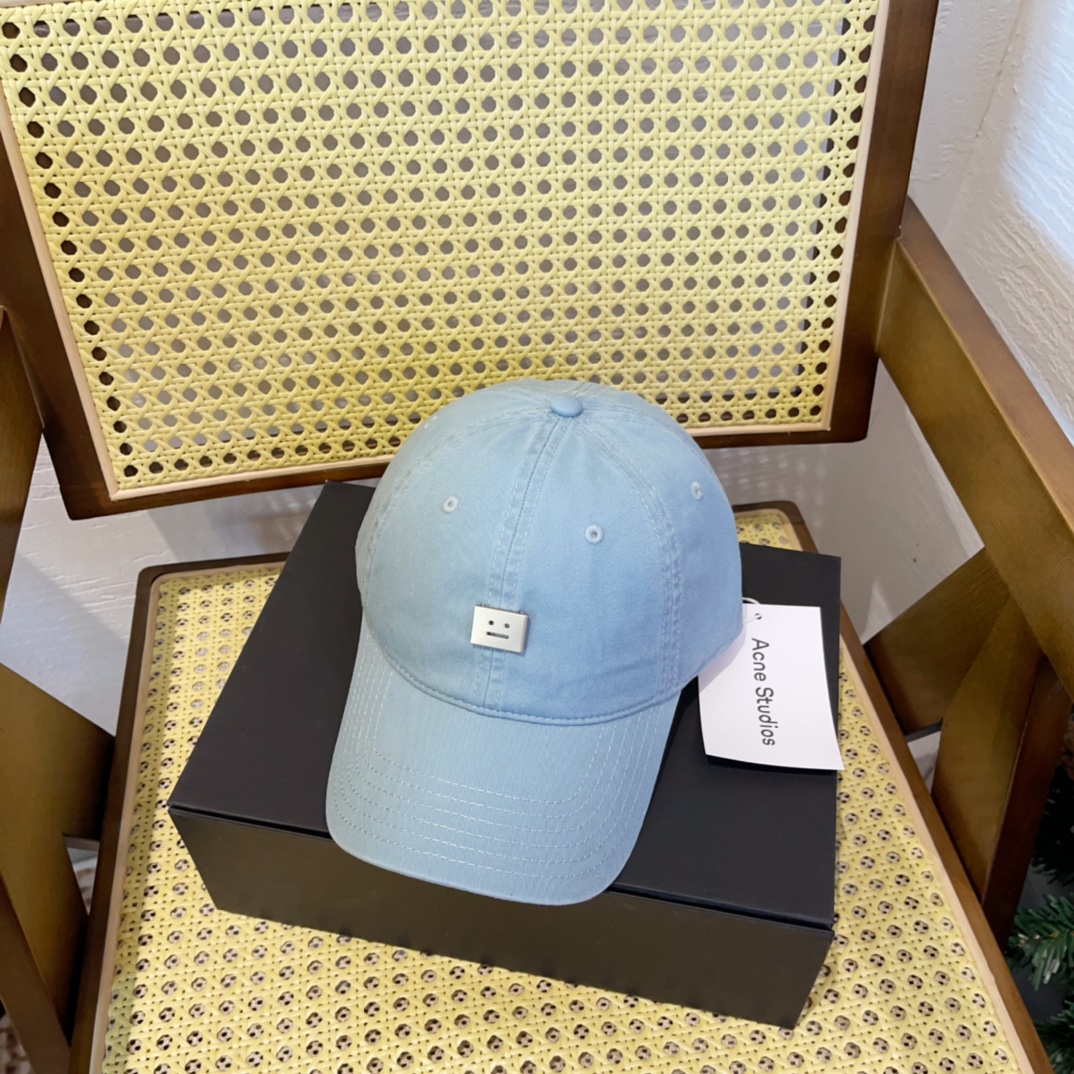 Fashion Trends: 105 Runs, Acne Smile-Cap, Popular Spring/Summer Colors, Street Style Explosion