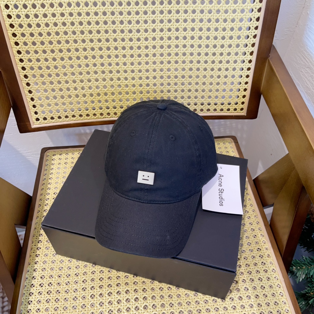 Fashion Trends: 105 Runs, Acne Smile-Cap, Popular Spring/Summer Colors
