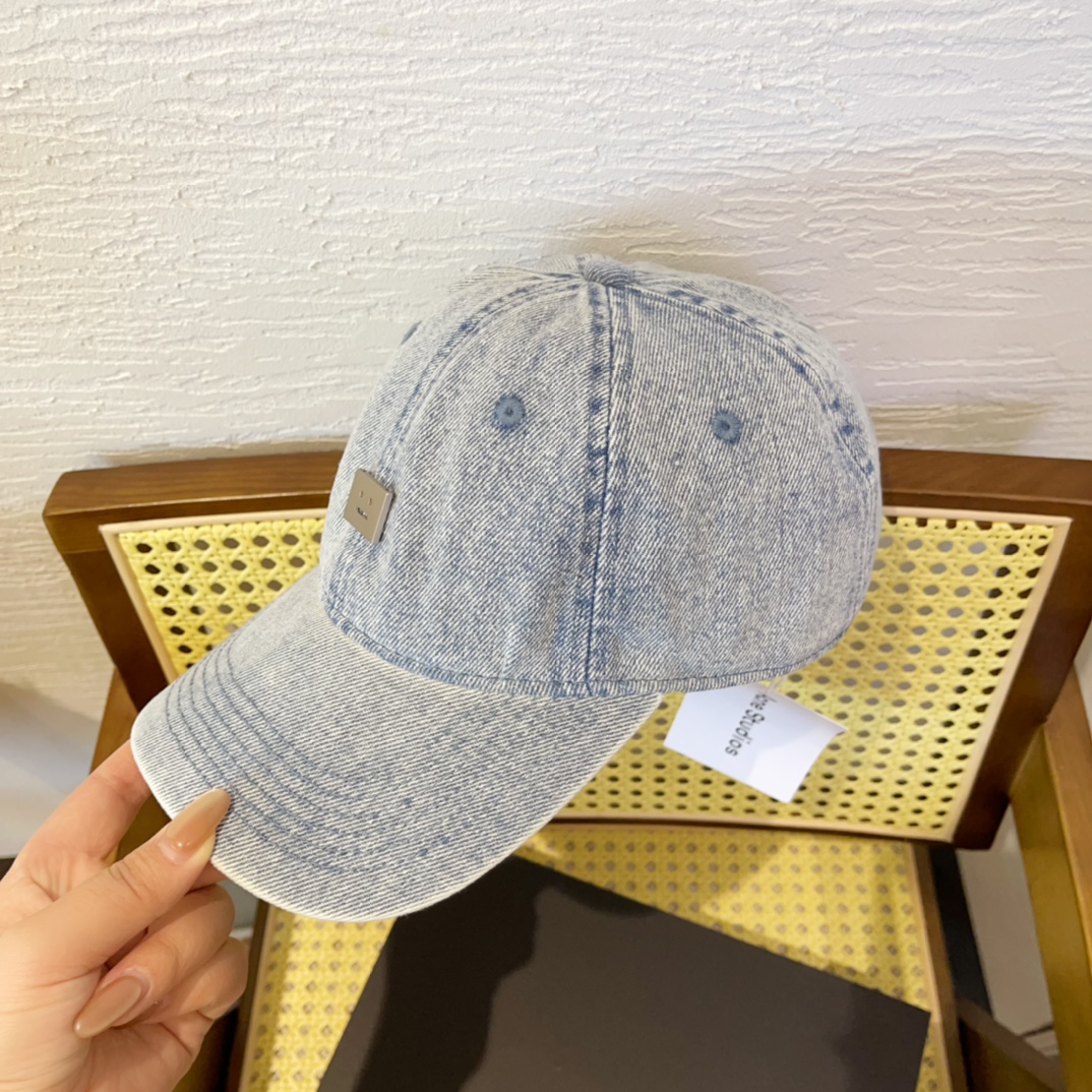 Fashion Trend Alert: Custom Acne Smile-Cap and Vibrant Spring/Summer Colors - 图片 5