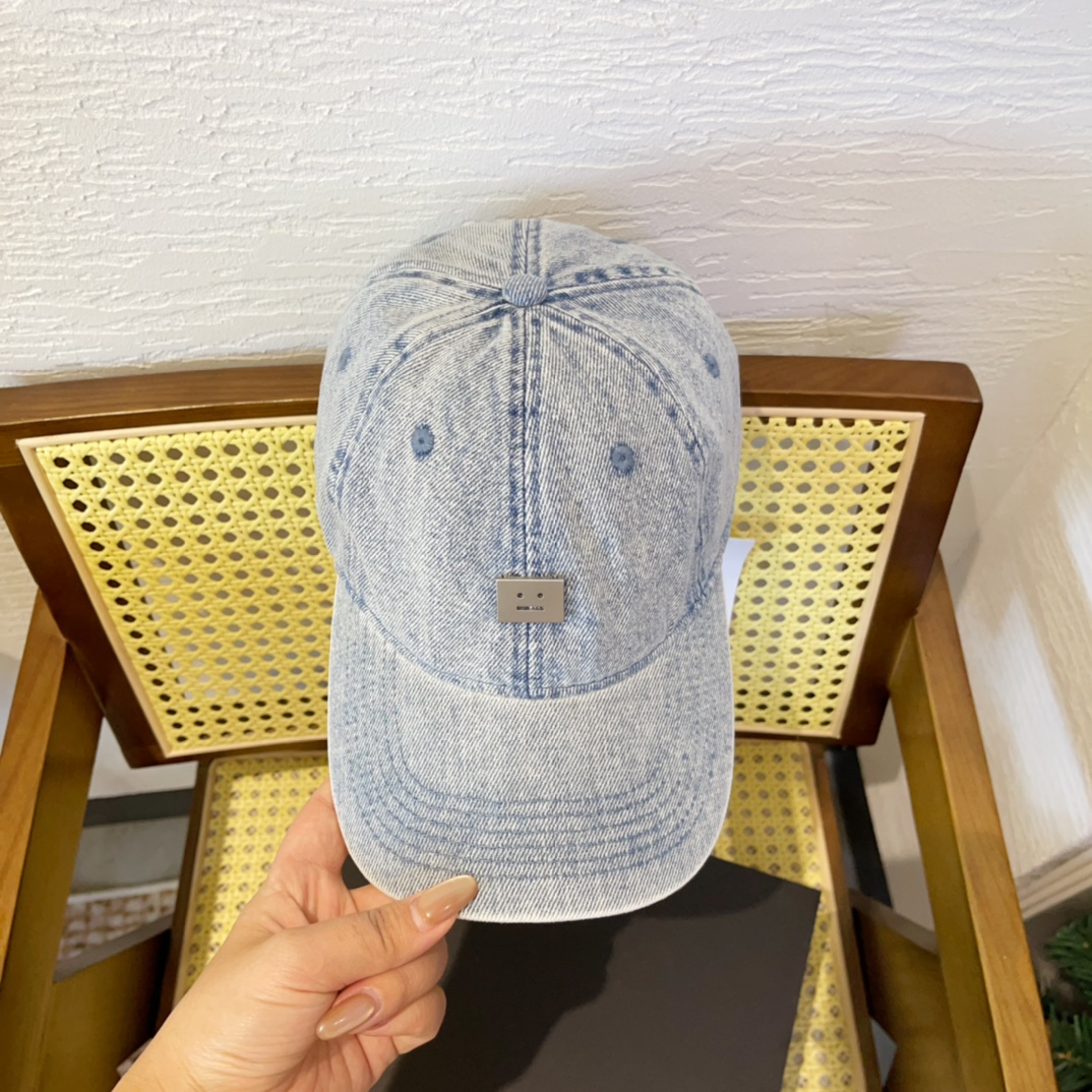 Fashion Trend Alert: Custom Acne Smile-Cap and Vibrant Spring/Summer Colors - 图片 4