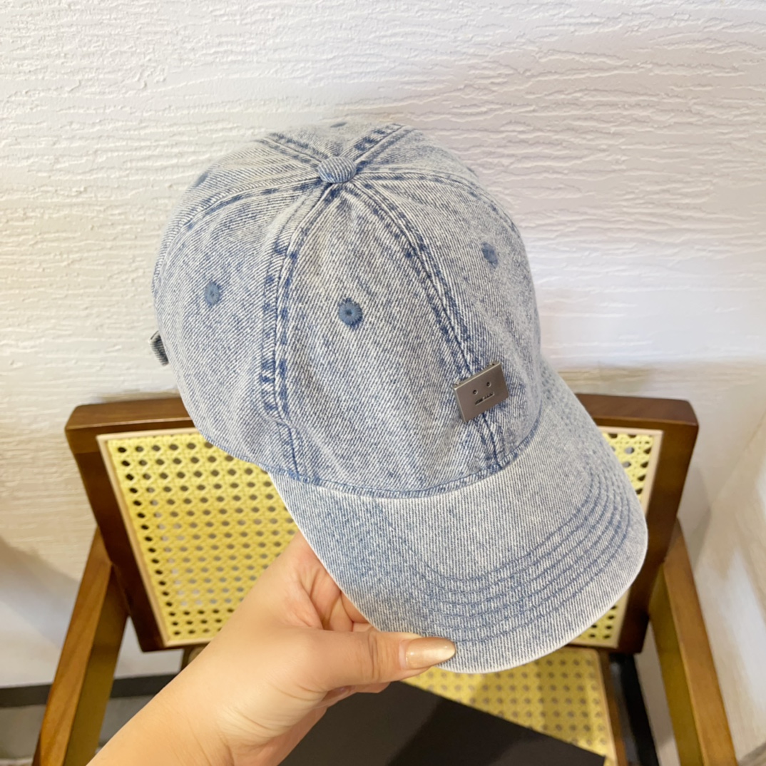 Fashion Trend Alert: Custom Acne Smile-Cap and Vibrant Spring/Summer Colors - 图片 6