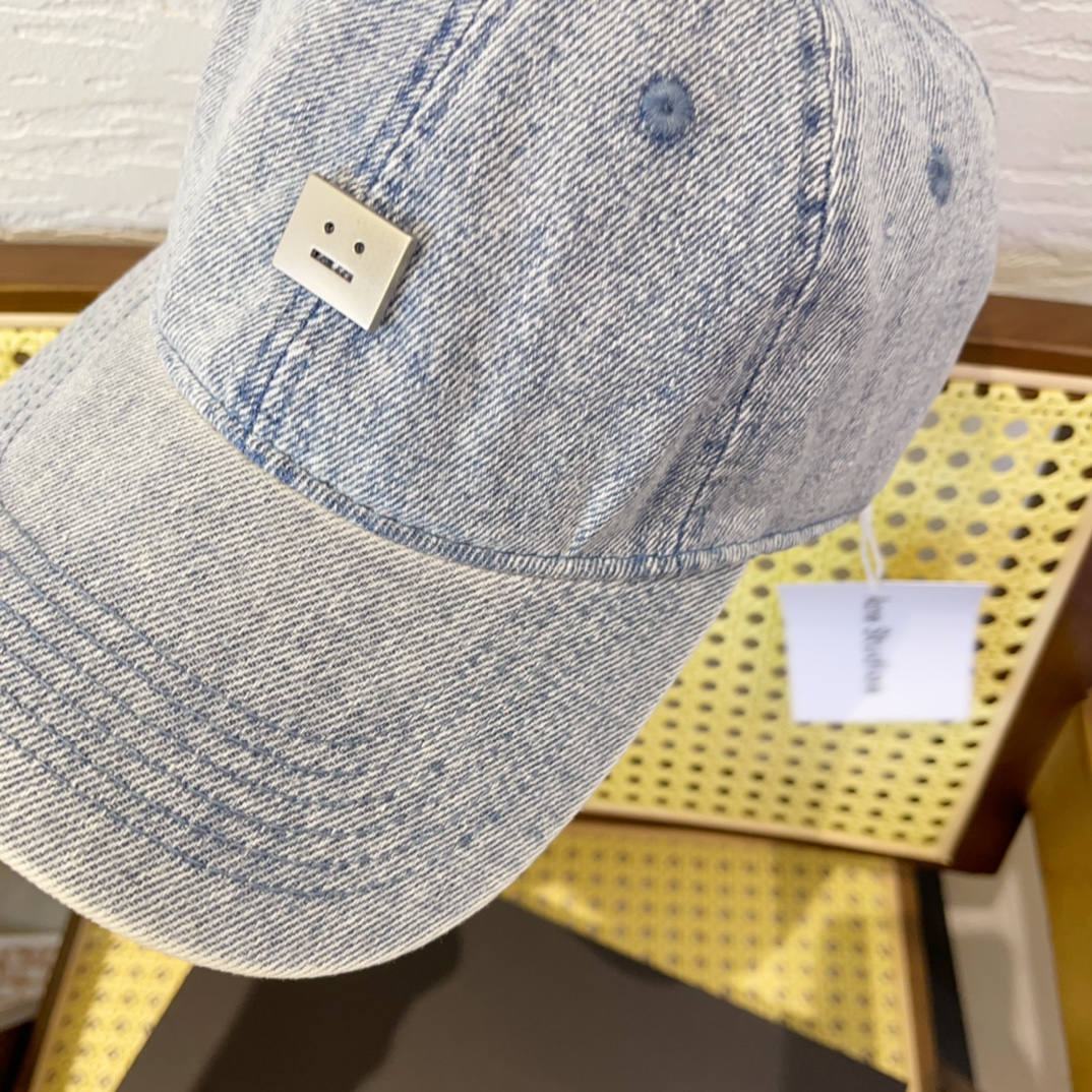 Fashion Trend Alert: Custom Acne Smile-Cap and Vibrant Spring/Summer Colors - 图片 7