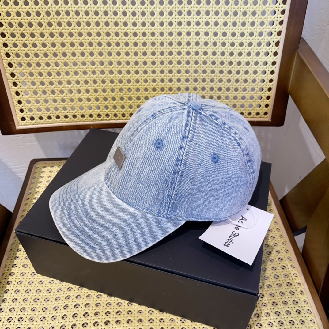 Fashion Trend Alert: Custom Acne Smile-Cap and Vibrant Spring/Summer Colors - 图片 2