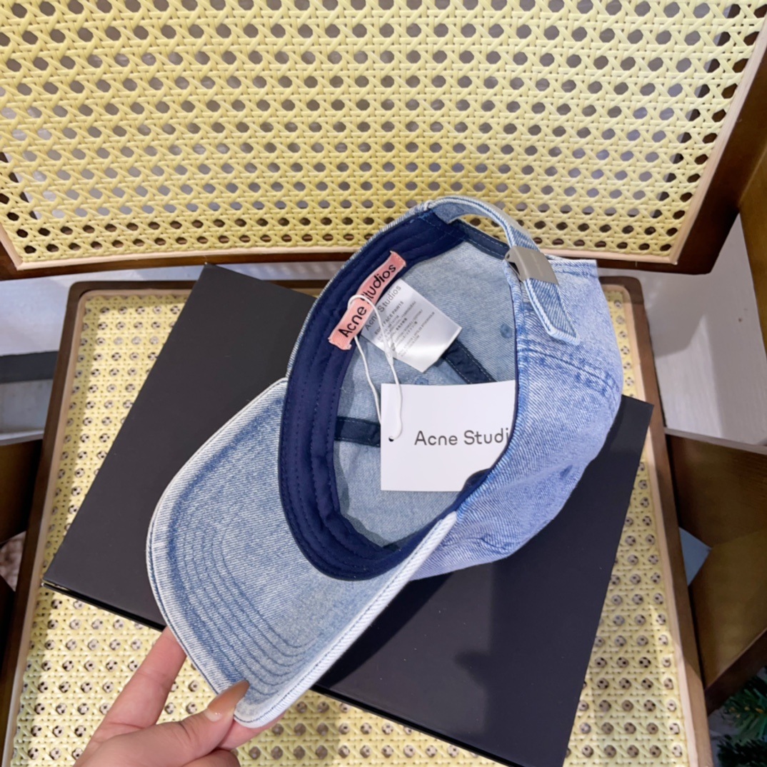 Fashion Trend Alert: Custom Acne Smile-Cap and Vibrant Spring/Summer Colors - 图片 8