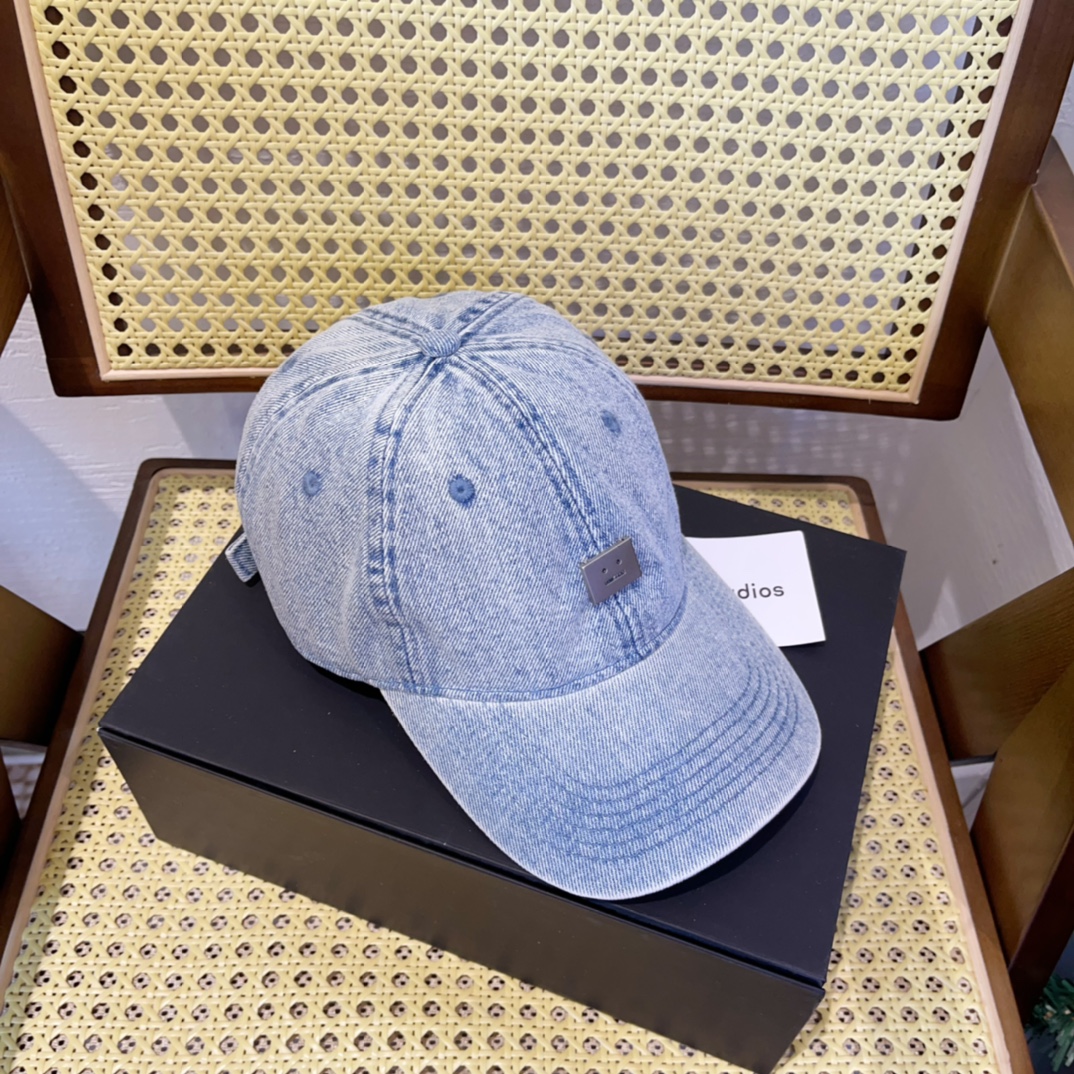 Fashion Trend Alert: Custom Acne Smile-Cap and Vibrant Spring/Summer Colors - 图片 3