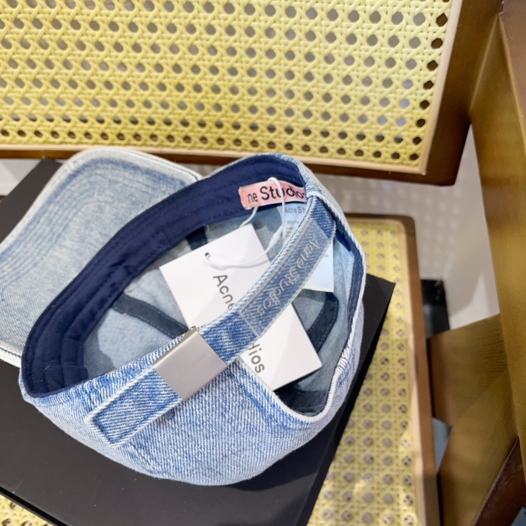 Fashion Trend Alert: Custom Acne Smile-Cap and Vibrant Spring/Summer Colors - 图片 9