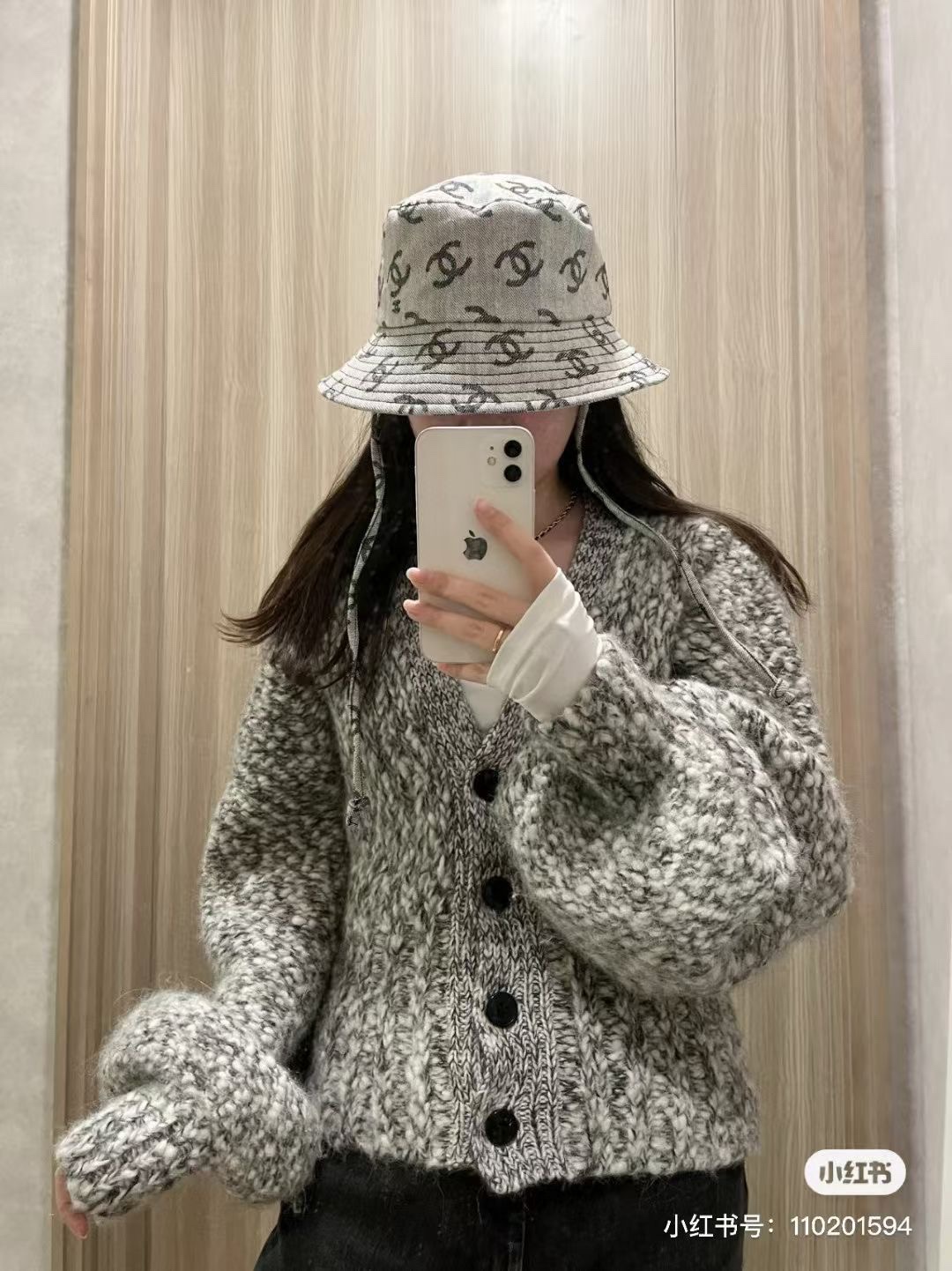 NO:221494,Running Ch@nel Chanel Cowboy Fisherman's Hat The fisherman's hats in this series are larger than the brim of the hats in the past, which can provide better sun protection. The most important thing is to show a smaller face and wear a mask to see the face. The series is spring and flowers bloom. You can wear it for a walk. It is also particularly thoughtful and adds a windbreaker rope to prevent the wind from running. It is also fashionable. The hats are fisherman's hats, baseball hats, knitted hats, hats, chanels, espadrilles, hats19860909跑量 Ch@nel 香奈儿牛仔渔夫帽 这个系列出的渔夫帽比以往出的帽檐大一点,可以更好的遮阳,最主要的是显脸更小一些出门带个口罩完全看不到脸系列春暖花开,可以戴着去踏青啦～还特别贴心的加了防风绳,系起来防止大风刮跑以外更是不失时尚感帽子渔夫帽棒球帽针织帽,帽子,chanel,espadrilles,hats,hat