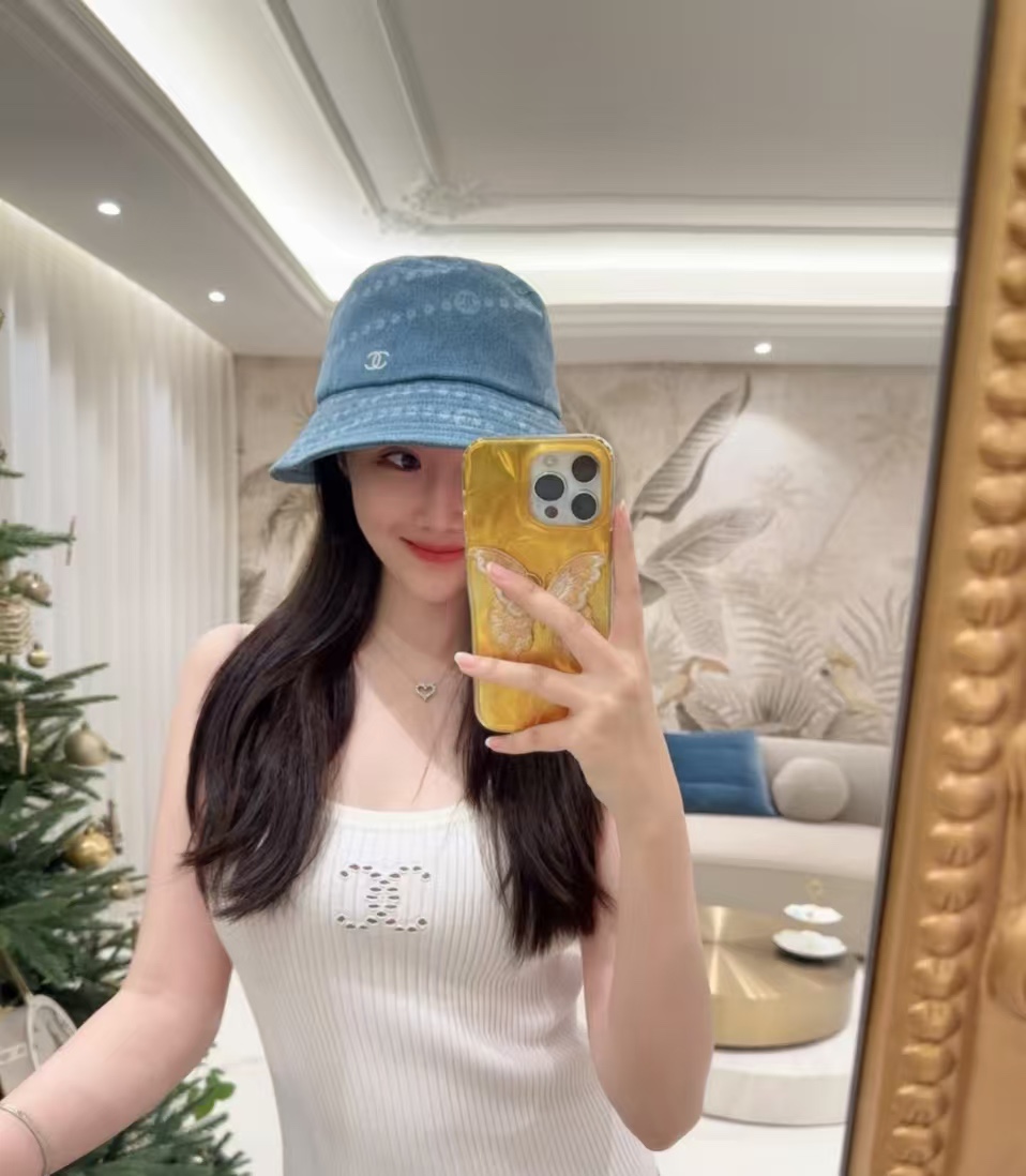 NO:222637,Running Fisherman 33 Baseball 30 Xiaoxiang ~ 25 Cowboy hat is beautifully launched~ Instantly becomes fashionable icon Classic denim blue with Xiaoxiang's iconic logo, low-key and high-end. It instantly improves temperament when worn. It can be easily controlled by casual style or elegant style. It is simply a versatile artifact!  Hat fisherman hat baseball hat knit hat, hat, espadrilles,hats19860909跑量渔夫33 棒球30 小香～25牛仔帽绝美上线～秒变时尚icon 经典牛仔蓝搭配小香标志性logo,低调又高级 戴上瞬间提升气质,无论是搭配休闲风还是优雅风都能轻松驾驭,简直是百搭神器！帽子渔夫帽棒球帽针织帽,帽子,espadrilles,hats,hat