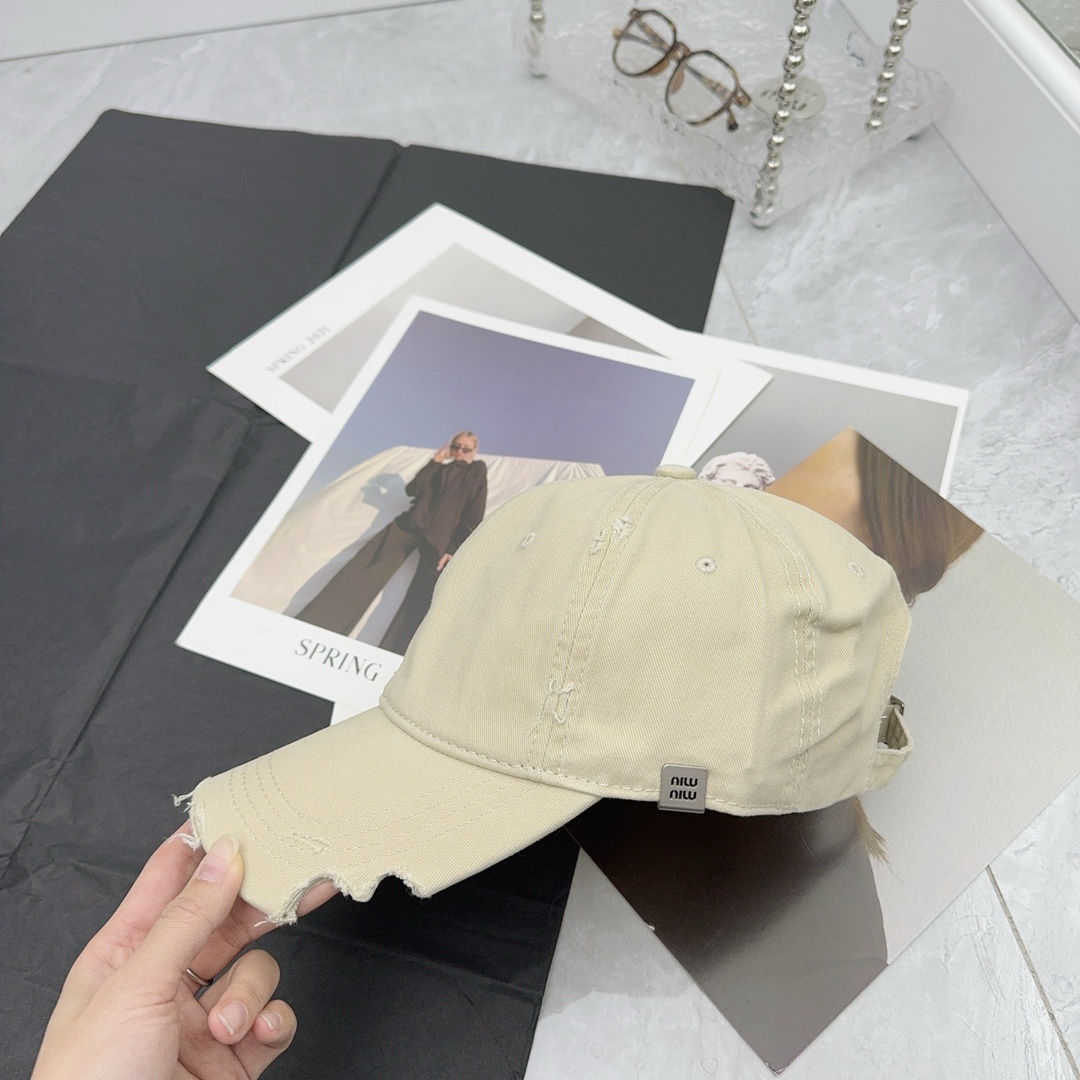 NO:222592,Running volume MiuMiu25 Spring New Baseball Cap This hat is so beautiful!  The ripped design adds a bit of casualness and unruly, and it can be easily controlled by both casual and sportswear. Hats, fisherman hats, baseball hats, knit hats, hats, miumiu, espadrilles, hats19860909跑量 MiuMiu25春季新款棒球帽 这款帽子也太好看了！破洞设计增添了几分随性与不羁,无论搭配休闲装还是运动装都能让你轻松驾驭.帽子渔夫帽棒球帽针织帽,帽子,miumiu,espadrilles,hats,hat