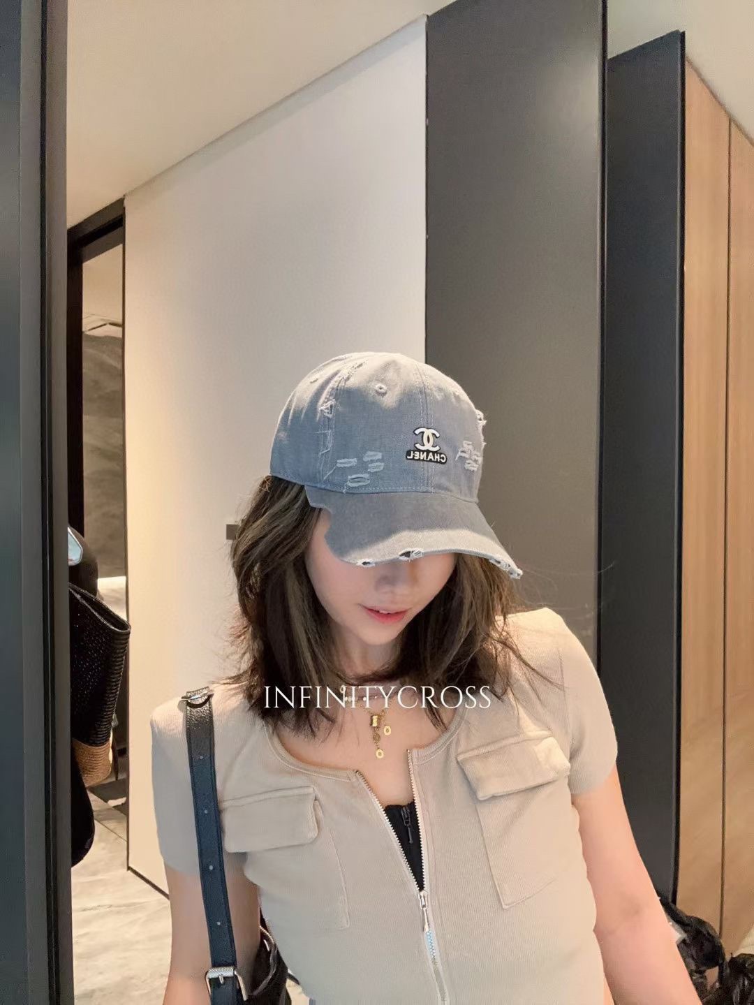 NO:222720,Running CHANEL ripped hat baseball hat The most attractive design is the scratches on the brim of the hat. I didn’t expect that the ripped wind only appeared on jeans can also create different sparks on the hat. Very personalized person suddenly became fashionable. Hats, fisherman hats, baseball hats, knitted hats, hats, chanels, espadrilles, jeans, hats19860909跑量 CHANEL破帽檐棒球帽 最吸引我的设计就是帽檐的几处划痕 没想到只在牛仔裤上呈现的破洞风 在帽子上也能撞出不一样的火花 很有个性人一下子洋气了起来帽子渔夫帽棒球帽针织帽,帽子,chanel,espadrilles,jeans,hats,hat