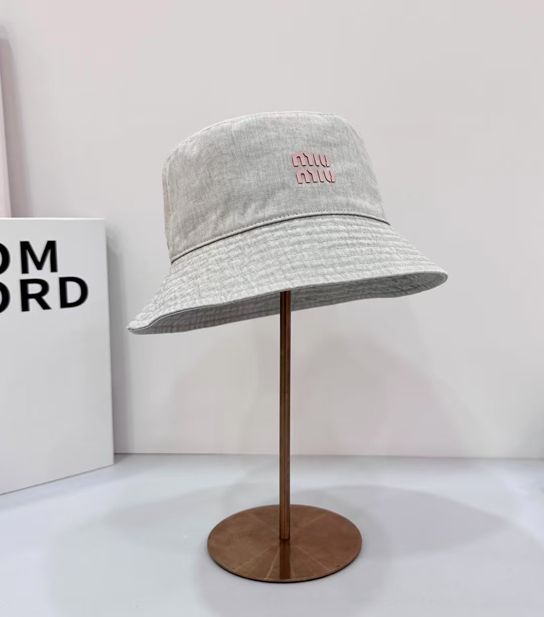 “Colorful MiuMiu Fishing Hats with 95 Runs: Perfect Beach Accessory” - 图片 2