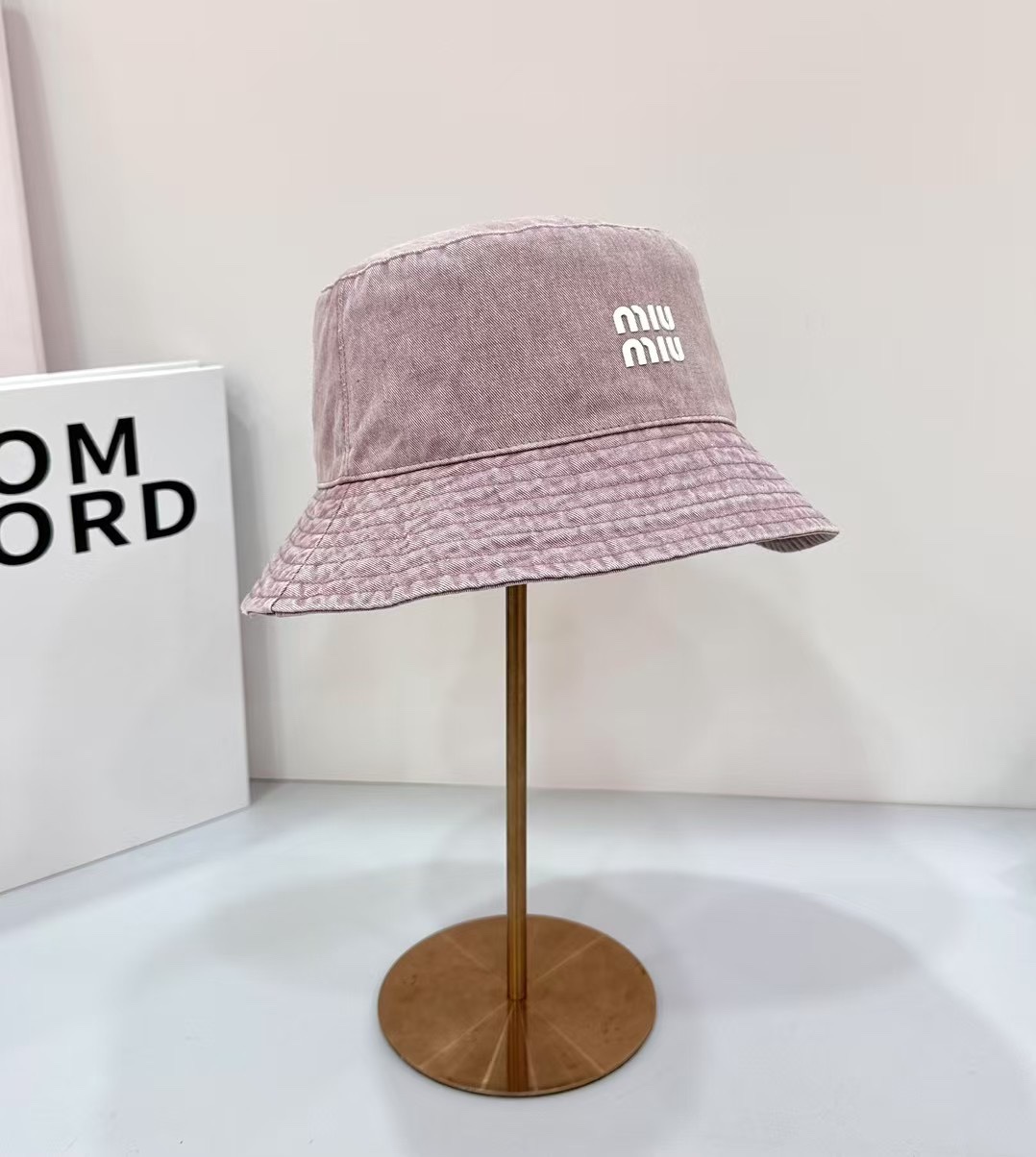“Colorful MiuMiu Fishing Hats with 95 Runs: Perfect Beach Accessory” - 图片 1
