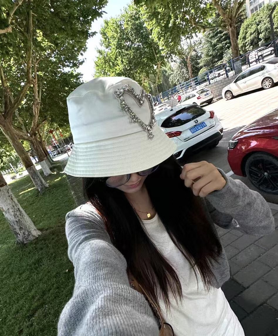 105 runs. Miu Miu Miu’s spring and summer money I’m a fisherman. Black, white. Cash delivery - 图片 1