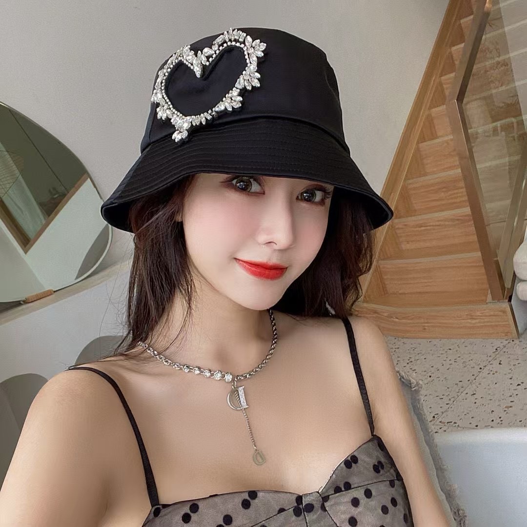 105 runs. Miu Miu Miu’s spring and summer money I’m a fisherman. Black, white. Cash delivery