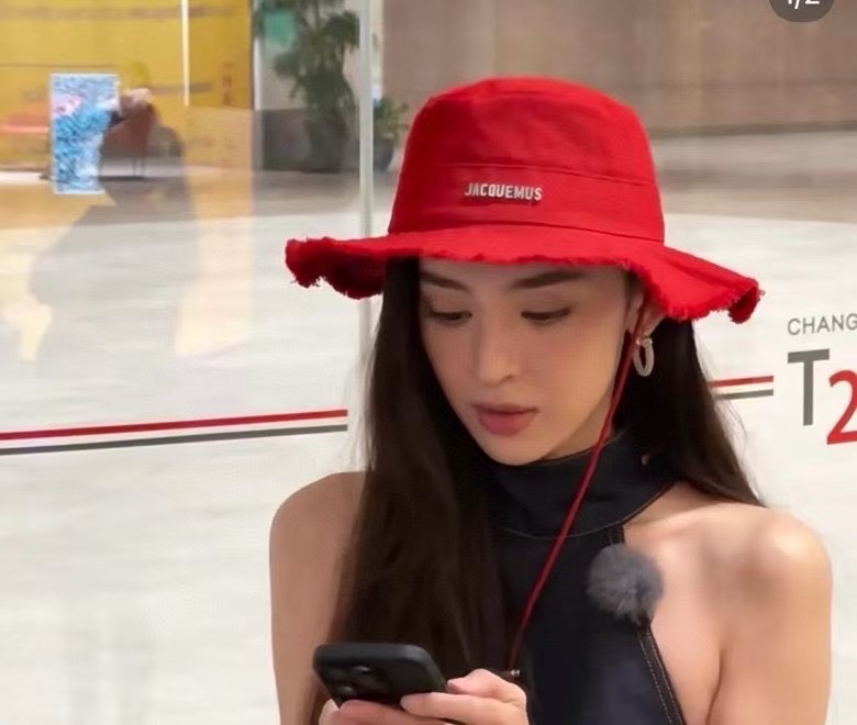 NO:223640,Running volume jacquemus new fisherman hat Hyuna Nazha, almost the sun hat that the bloggers must have. It is a casual feeling when paired with sunglasses. Even if you go on a trip, you won’t be afraid of being sunburned~ There are so many colors to choose from, it’s really versatile!  Hat Straw Hat Fisherman Hat Baseball Hat Knitted Hats, Hats, espadrilles,hats19860909跑量 jacquemus新款渔夫帽 泫雅 娜扎同款,几乎ins博主人手必备的遮阳帽 搭配墨镜休闲感十足,就算出游都不怕被晒到拉～ 好多颜色可选,真的太百搭了！帽子草帽渔夫帽棒球帽针织帽,帽子,espadrilles,hats,hat