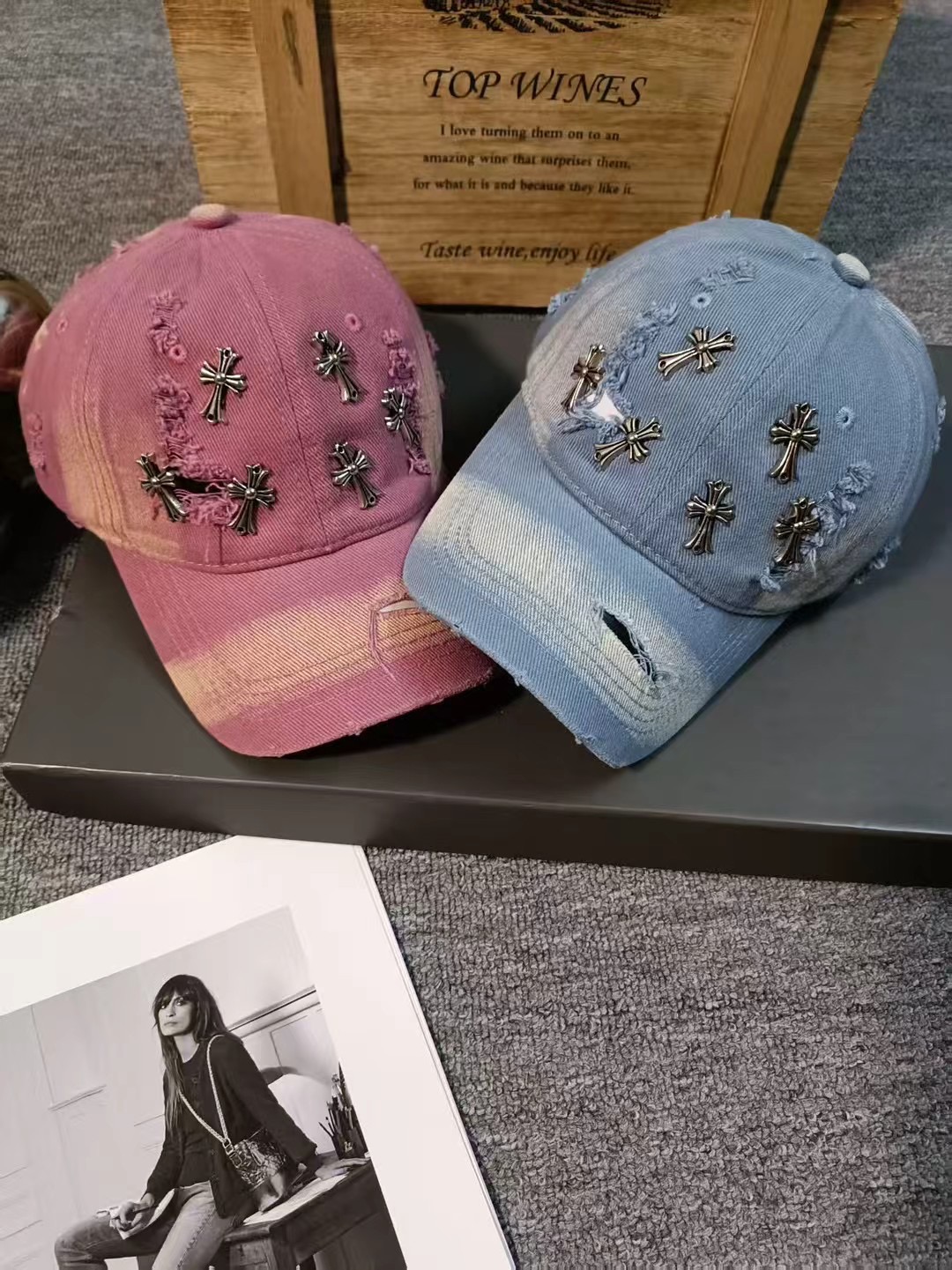 NO:223661,Running volume Crowxin~ New ripped street style cotton baseball cap, personalized and fashionable style, casual and cool feeling, neutral style, same style for men and women!  A variety of colors, super easy to match!  Material: Cotton Head circumference: 56-58cm hat Straw hat Fisherman hat Baseball hat Knit hat, hat, chrome hearts, espadrilles, hats19860909跑量 克罗心～新款破洞街头风棉布棒球帽,个性时尚款 休闲带点酷酷的感觉,中性款 男女同款！多种色系,超好搭！ 材质:棉 头围:56-58cm均可帽子草帽渔夫帽棒球帽针织帽,帽子,chrome hearts,espadrilles,hats,hat