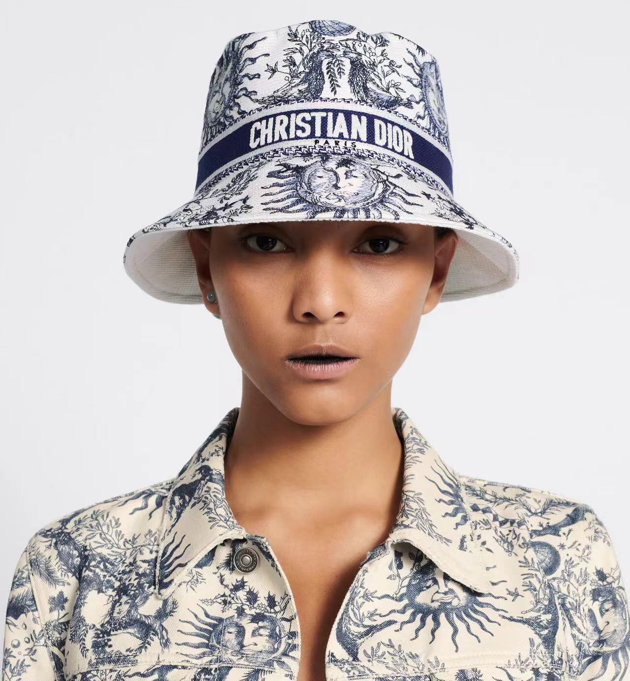 NO:223685,Dior's new letter webbing fisherman's hat, super famous, deepening hat shape and more temperament, this season's hit!  Material: Cotton Head Circle: 57cm Hat Straw Hat Fisherman's Hat Baseball Hat Knitted Hat, Hats, Dior, Dior, espadrilles, hats19860909跑量 Dior迪奥新款字母织带渔夫帽 超名媛,加深帽型更显气质,本季爆款！ 材质:棉 头围:57cm帽子草帽渔夫帽棒球帽针织帽,帽子,dior,dior,espadrilles,hats,hat