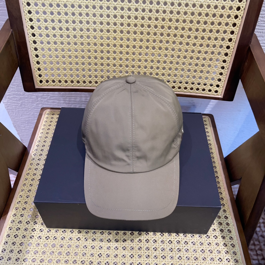 NO:224200,Running volume LP new model soft top design, diverse colors, relaxed and elegant temperament~ He Lianchao and Cai Wenjing are the same style. About the material, made of Wind microfiber processed by waterproof and windproof Storm System, the front of the hat is the same color LP logo, very exquisite embroidery technology, the lining is plaid face, and the back is elastic design, which is comfortable and breathable to wear. Hat Straw hat Fisherman's hat Baseball hat Knitted hat, hat, loro piana, espadrilles, hats19860909跑量 LP新款 软顶设计,多元色彩,松弛又带优雅气质～何连超、蔡文静同款. 关于材质经过防水防风Storm System 处理的Wind微纤维定制而成,帽子正面是同色系 LP标志,非常精致的刺绣工艺,内衬是格子面部,后面是弹力设计,戴起来舒适透气.帽子草帽渔夫帽棒球帽针织帽,帽子,loro piana,espadrilles,hats,hat