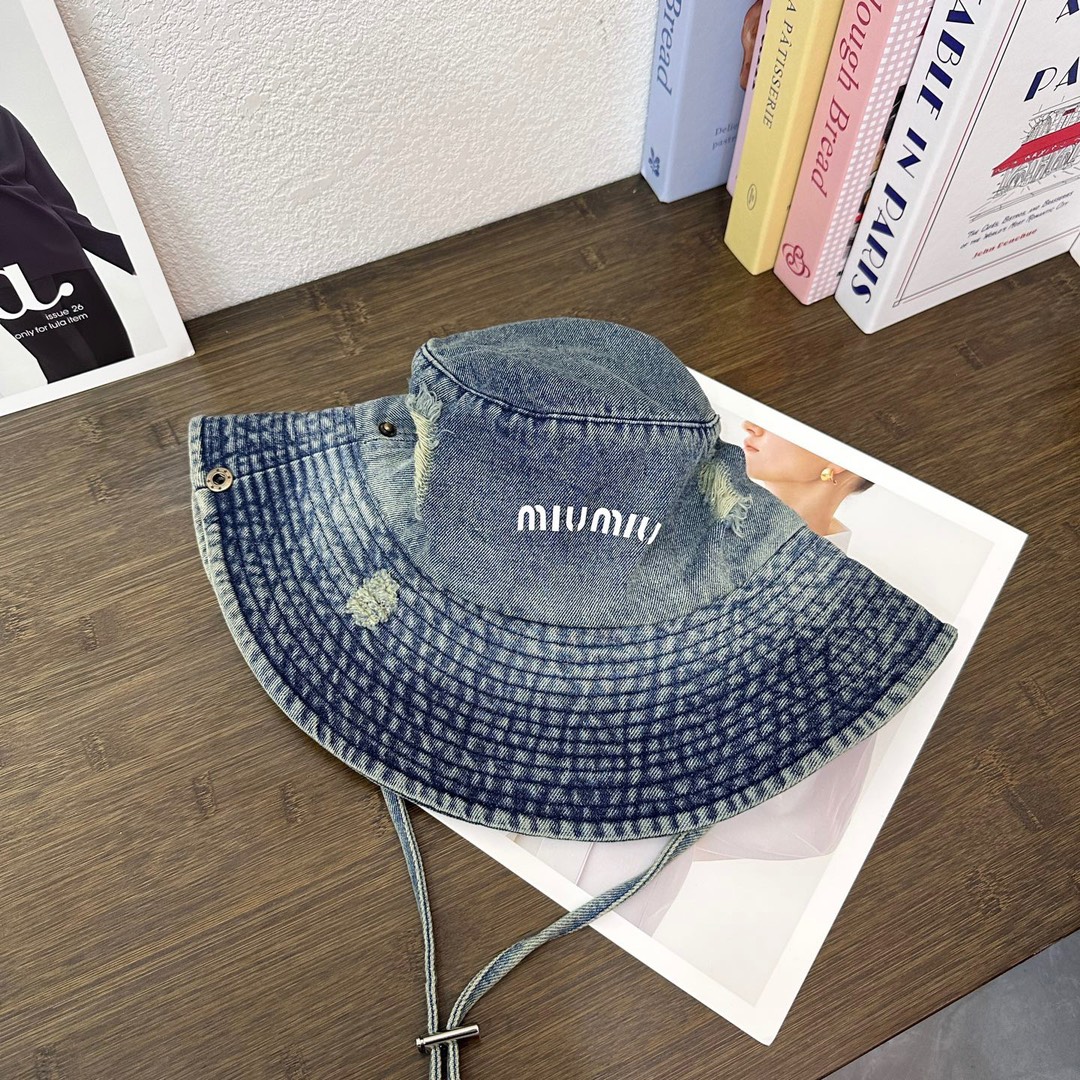 NO:224781,Running volume MiuMiu new denim fisherman hat. Summer is here. In hot weather, a beautiful hat has become an indispensable fashion item. This denim fisherman hat has a fashionable appearance and can effectively protect you from the sun, making you the most fashionable girl on the streets and alleys!  Hat Straw Hat Fisherman Hat Baseball Hat Knitted Hats, Hats, Miumiu, espadrilles, hats19860909跑量 MiuMiu新款牛仔渔夫帽 夏天来了,炎热的天气下,一顶好看的帽子成为了必不可少的时尚单品.这款牛仔渔夫帽,既有时髦的外观,又能有效防晒,让你在街头巷尾成为最时尚的妞！帽子草帽渔夫帽棒球帽针织帽,帽子,miumiu,espadrilles,hats,hat