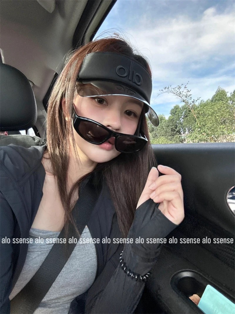 NO:225379,Running alo new outdoor sky top hat. The sky top hat that does not slim your head and does not block your sight is like wearing sunglasses. It is not dazzling when looking up at the sky. It is very suitable for hiking and sports. The key is not easy to bump into the style. Hats, straw hats, fishermen's hats, baseball hats, knit hats, hats, espadrilles, hats19860909跑量 alo新款户外空顶帽 不会勒头不挡视线的空顶帽像带了墨镜一样,抬头看天空都不刺眼了,很适合徒步和运动,关键还不容易撞款.帽子草帽渔夫帽棒球帽针织帽,帽子,espadrilles,hats,hat