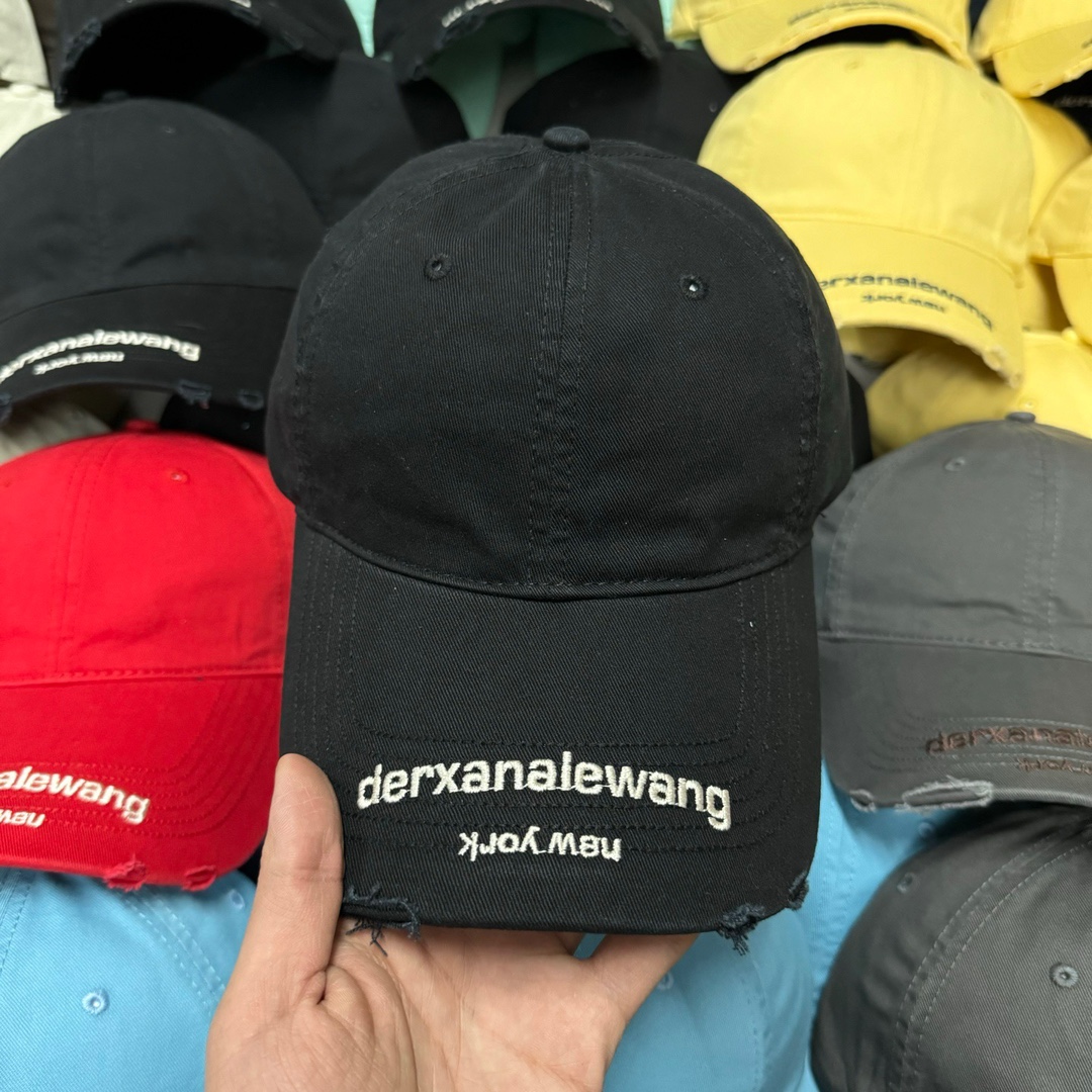 NO:226429,Running volume trendy brand ~ new ripped wash cotton baseball cap, personalized and fashionable style, casual and cool feeling, same style for men and women!  Material: Cotton Head circumference: 56-58cm hats, straw hats, fisherman hats, baseball hats, hats, espadrilles, hats19860909跑量 潮牌～新款破洞洗水棉布棒球帽,个性时尚款 休闲带点酷酷的感觉,男女同款！ 材质:棉 头围:56-58cm均可帽子草帽渔夫帽棒球帽,帽子,espadrilles,hats,hat