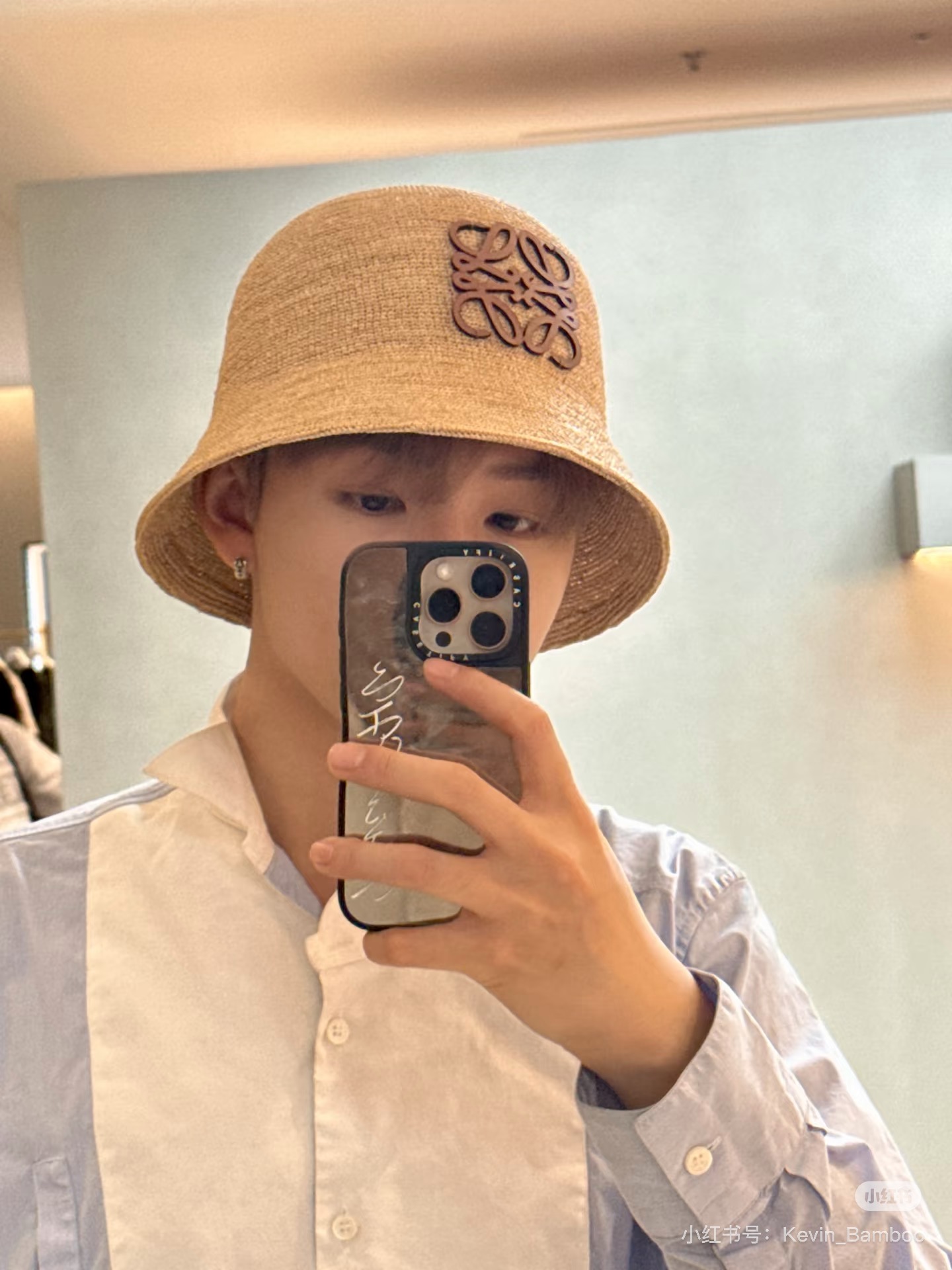 NO:229306,Running volume Loewe/Luo Yiwei Spring and summer new straw woven hat [Upgraded version of Heavy Industry upgrade this year is made of imported fine lafite grass. Treasures who have bought Lafite straw hats should know that the thinner the material, the more expensive it is.] Imported Lafite straw hats are cowhide leather iconic logo design, surrounded by leather rope. It is very modified. The face shape becomes smaller in minutes. The shape is very good. The braided texture of this hat style is particularly high-end, and the texture of the forage is very good. The hat shape makes the face look small!  Delicate and not exaggerated, everyday costumes are OK!  Every fairy should have it｜Summer beach vacationers or daily sun protection, it is definitely a fashionable and urgent need. Head circumference 57cm. Hat Straw Hat Fisherman Hat Baseball Hat, Hats, loewe, loewe, espadrilles, espadrilles, cowhide, hats19860909跑量 Loewe/罗意威 春夏新品草编帽【升级版今年重工提升采用进口细小拉菲草 编织而成 , 买过拉菲草帽的宝们应该都知拉菲草材料越细成本就越贵.】 进口拉菲草草帽 牛皮皮革标志性logo设计 皮绳环绕 其间.很修饰脸型分分钟变小V脸,型很感赞,本帽款子的编织质感都别特显高级,,草料肌理感非常好. 帽型超级显脸小！秀气不夸张 日常装都ok！每个仙女都该拥有｜夏天沙滩度假者或日常防晒,绝对时是髦刚需品.头围57cm. 帽子草帽渔夫帽棒球帽,帽子,loewe,loewe,espadrilles,espadrilles,cowhide,hats,hat