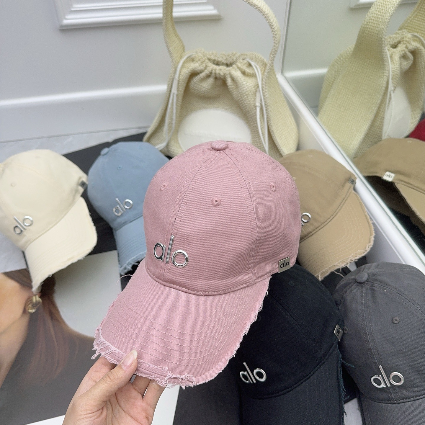 NO:229287,Alo new style is here~ Super fashionable color matching, same style for men and women, very sweet and cool~ hat, straw hat, fisherman hat, baseball hat, hat, espadrilles, hats19860909跑量 alo新款来喽～ 超洋气的配色 男女同款,甜酷十足～帽子草帽渔夫帽棒球帽,帽子,espadrilles,hats,hat