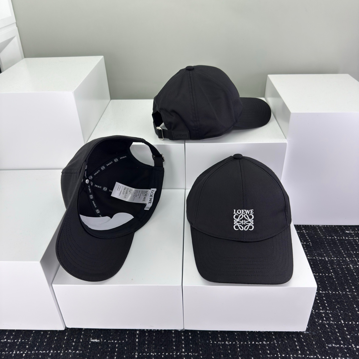 NO:229556,Running Loewe ~ The embroidered baseball hats that bloggers love. The atmosphere of the trendy people is full of blessing. The hat style is hin-satisfied~ It can be matched through spring, summer, autumn and winter~ Men and women wear it all feel hats, straw hats, fisherman hats, baseball hats, hats, loewe, espadrilles, hats19860909跑量 Loewe～博主们都爱的刺绣棒球帽 潮人的氛围感加持爆棚 帽子版型hin满意~还巨能搭 贯穿春夏秋冬~男女戴起来都是feel帽子草帽渔夫帽棒球帽,帽子,loewe,espadrilles,hats,hat