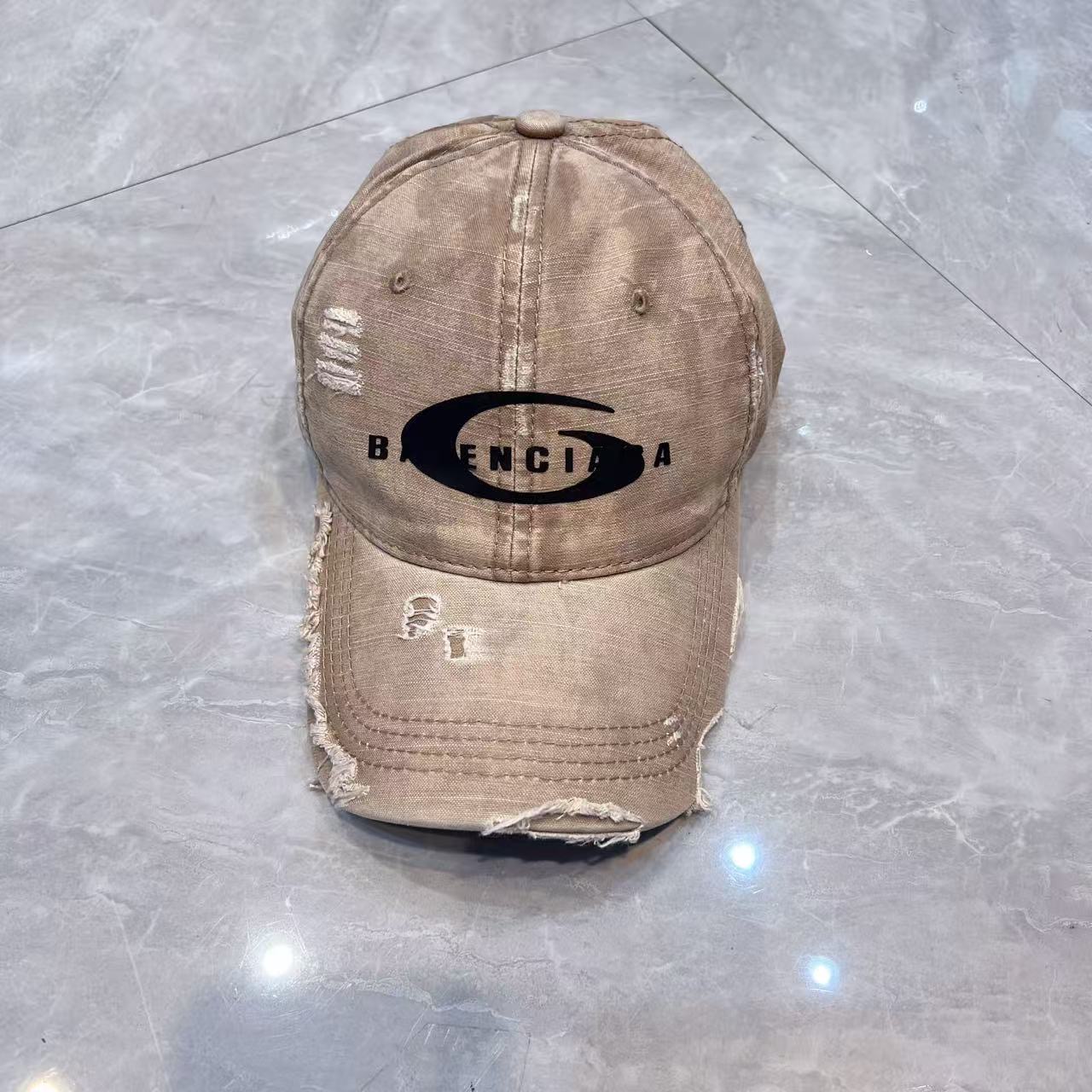 NO:229563,Running volume Paris ~ New ripped cotton baseball cap, personalized and fashionable style, casual and cool feeling, same style for men and women!  Material: Cotton Head circumference: 56-58cm hats, straw hats, fisherman hats, baseball hats, hats, espadrilles, hats19860909跑量 巴黎～新款破洞洗水棉布棒球帽,个性时尚款 休闲带点酷酷的感觉,男女同款！ 材质:棉 头围:56-58cm均可帽子草帽渔夫帽棒球帽,帽子,espadrilles,hats,hat