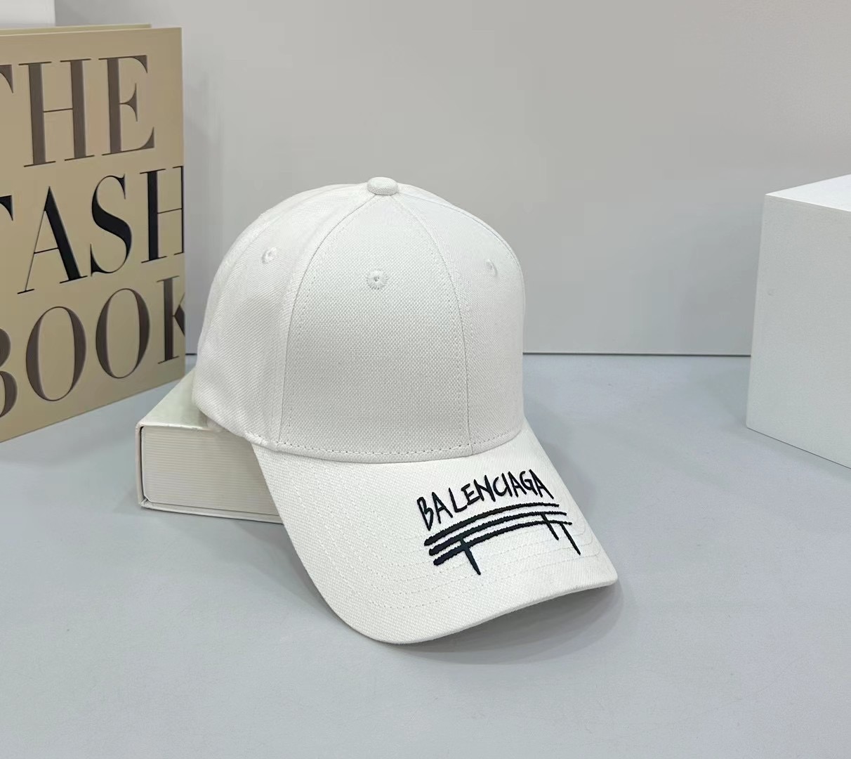 NO:229533,Running volume Paris new baseball hat, simple and fashionable logo, high-end interpretation of minimalist style, making the style improve... Hat Straw Hat Fisherman's hat, baseball hat, hat, espadrilles, hats19860909跑量 巴黎新款棒球帽 简洁很显时尚 logo高档 演绎极简风特色 令格调随之提升…帽子草帽渔夫帽棒球帽,帽子,espadrilles,hats,hat