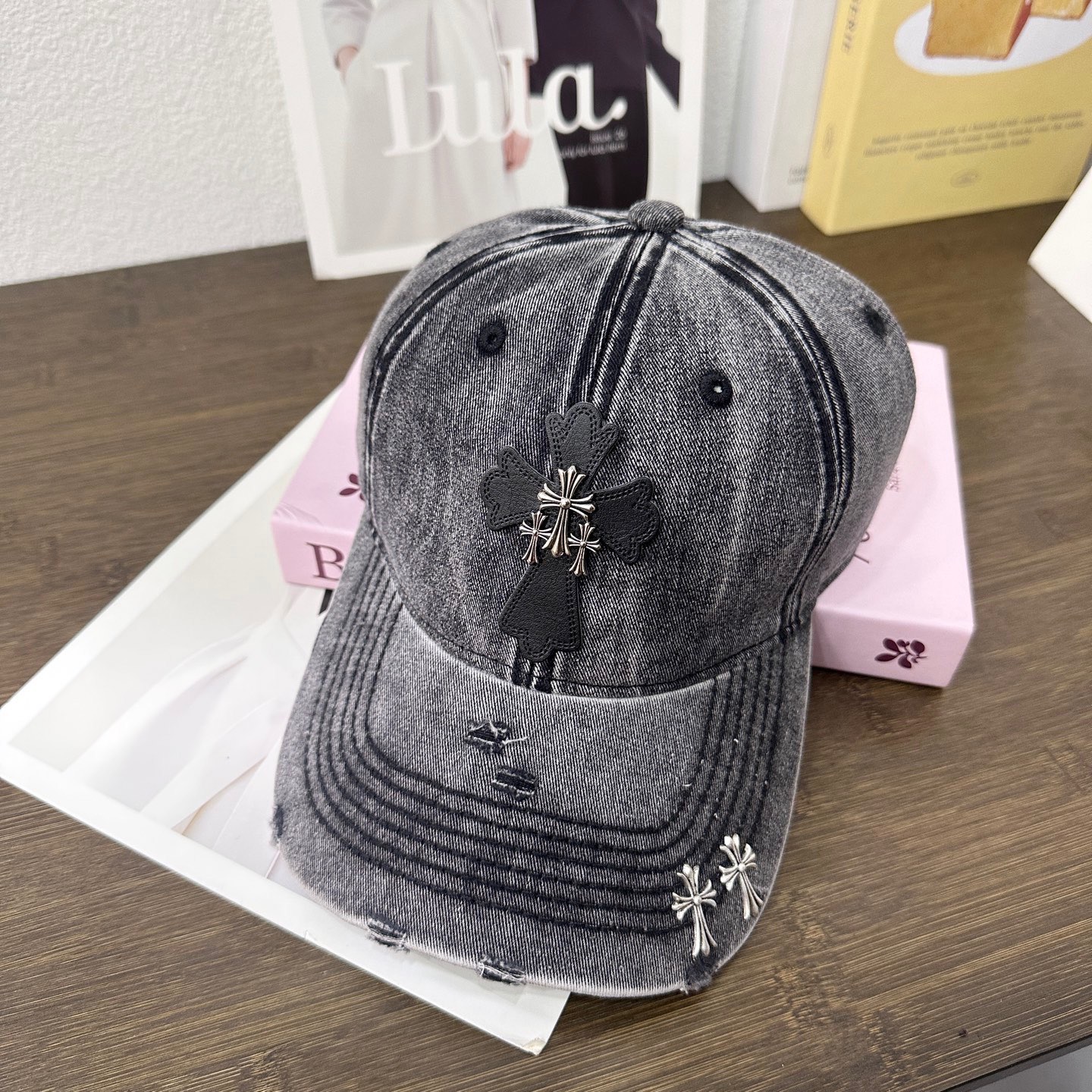 NO:229433,Running volume Crowxin~ New ripped wash cotton baseball cap, personalized and fashionable style, casual and cool feeling, same style for men and women!  Material: Cotton Head circumference: 56-58cm hat Straw hat Fisherman hat Baseball hat, hat, chrome hearts, espadrilles, hats19860909跑量 克罗心～新款破洞洗水棉布棒球帽,个性时尚款 休闲带点酷酷的感觉,男女同款！ 材质:棉 头围:56-58cm均可帽子草帽渔夫帽棒球帽,帽子,chrome hearts,espadrilles,hats,hat