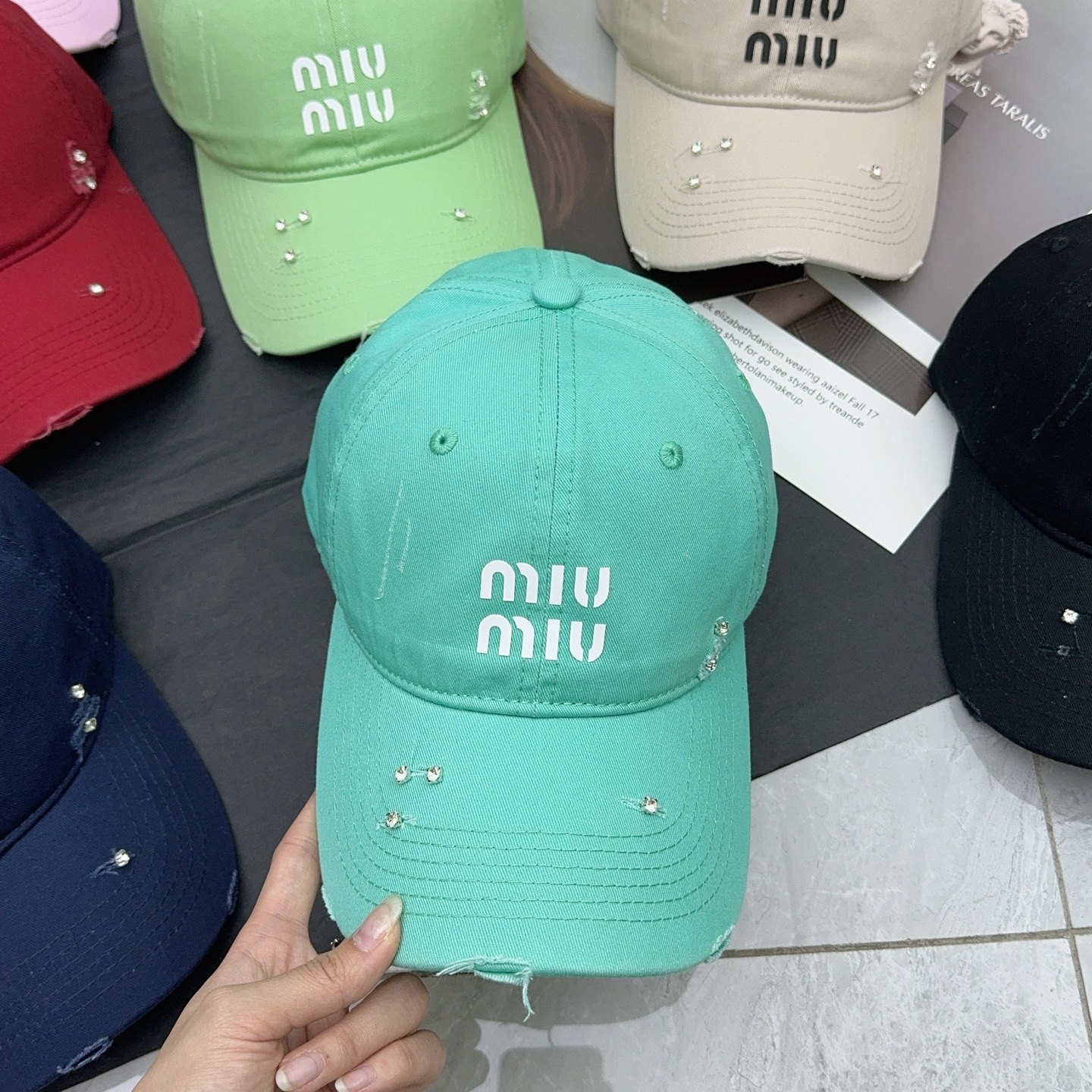 NO:229442,Running volume MiuMiu's new baseball cap is here!  High-end Heavy Industry Series, a must-have for fashion experts!  Hat Straw Hat Fisherman Hat Baseball Hat, Hats, Miumiu, espadrilles, hats19860909跑量 MiuMiu新款棒球帽来啦！ 高级感重工系列,时尚达人必备！帽子草帽渔夫帽棒球帽,帽子,miumiu,espadrilles,hats,hat