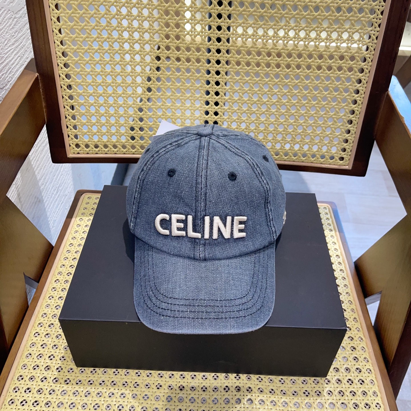 NO:229468,Running celin~New denim baseball cap Washed old denim baseball cap Newly launched washing buffalo series, casual and versatile wardrobe matching artifact hat Straw hat Fisherman hat Baseball cap, hat, celine, espadrilles, hats19860909跑量 赛琳～新款牛仔布棒球帽 水洗做旧牛仔布棒球帽 新推出洗水牛仔系列,休闲百搭 衣橱搭配神器帽子草帽渔夫帽棒球帽,帽子,celine,espadrilles,hats,hat