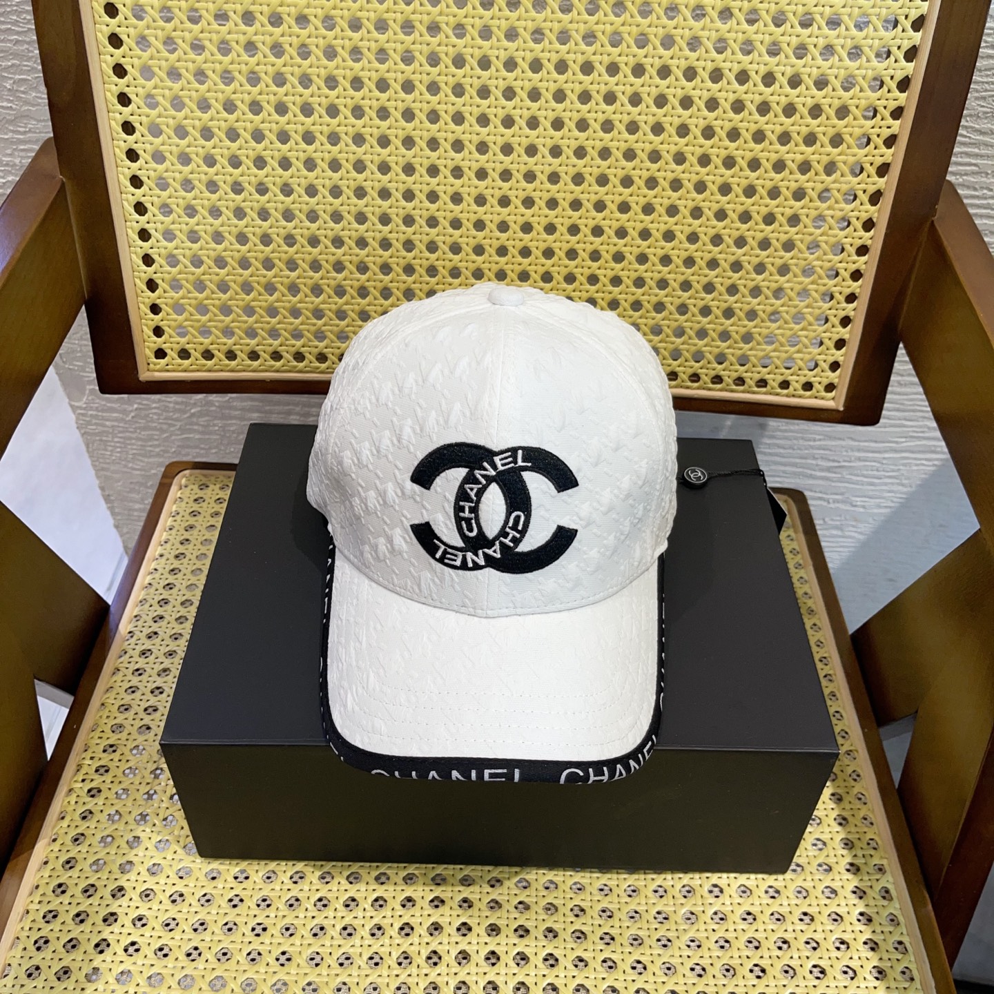 NO:229478,Running volume Xiaoxiang~ New Houndstrap Dark Pattern Baseball Cap New Houndstrap Houndstrap, super design sense, refreshing!  The head shape is very good, it can be modified with various head shapes, and it is versatile!  Hat Straw Hat Fisherman Hat Baseball Hat, Hats, espadrilles, hats19860909跑量 小香～新款千鸟格暗纹棒球帽 新色系千鸟格,设计感超强,让人耳目一新！ 头型非常好,可以修饰各种头型,实力百搭款！帽子草帽渔夫帽棒球帽,帽子,espadrilles,hats,hat