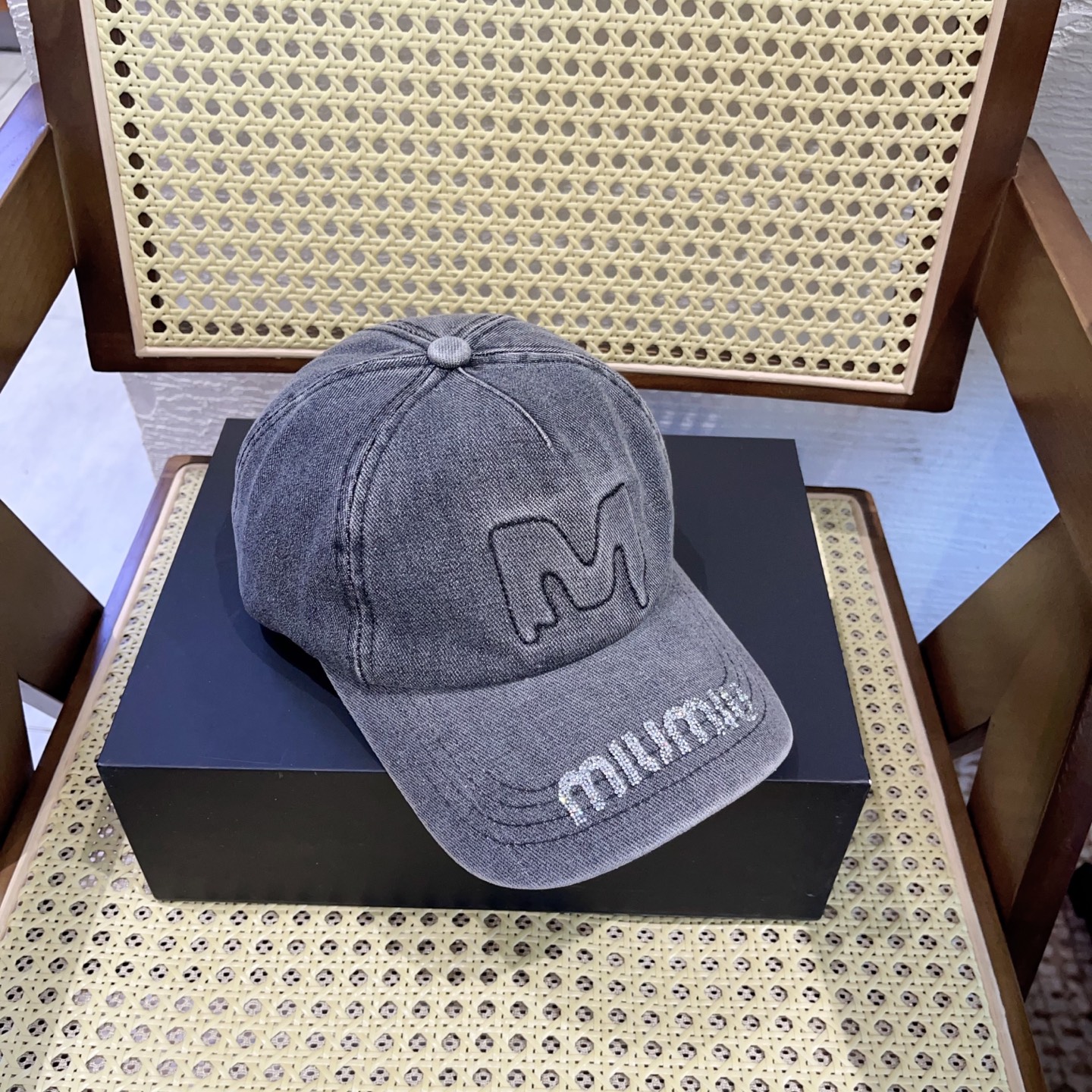 NO:230189,Running volume MiuMiu~New denim baseball cap Washed old denim baseball cap Newly launched washing cowboy series, casual and versatile wardrobe matching artifact hat Straw hat Fisherman hat Baseball cap, hat, miumiu, espadrilles, hats19860909跑量 MiuMiu～新款牛仔布棒球帽 水洗做旧牛仔布棒球帽 新推出洗水牛仔系列,休闲百搭 衣橱搭配神器帽子草帽渔夫帽棒球帽,帽子,miumiu,espadrilles,hats,hat