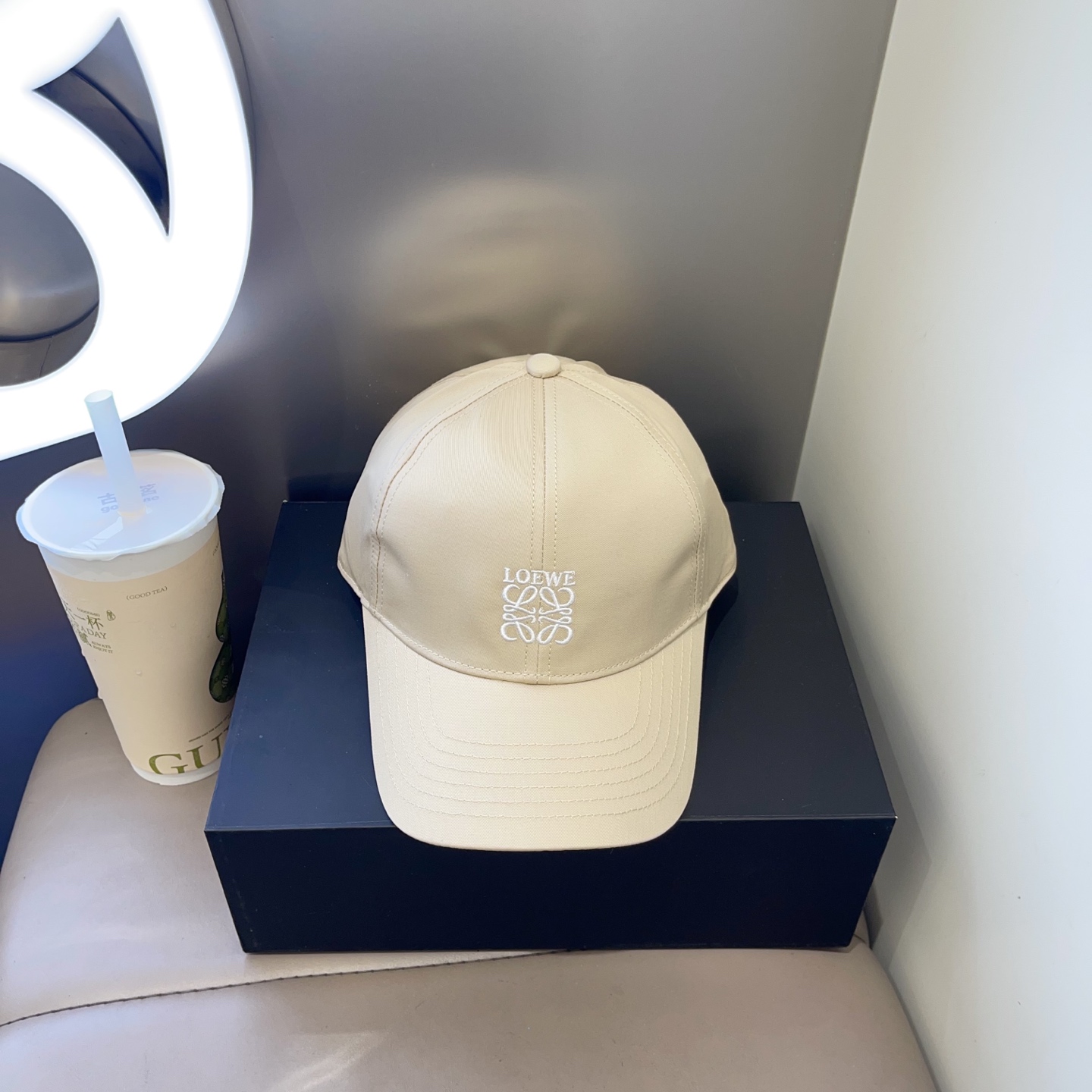 NO:230197,Running Loewe ~ The embroidered baseball hats that bloggers love. The atmosphere of the trendy people is full of blessing. The hat style is hin-satisfied~ It can be matched through spring, summer, autumn and winter~ Men and women wear it all feel hats, straw hats, fisherman hats, baseball hats, hats, loewe, espadrilles, hats19860909跑量 Loewe～博主们都爱的刺绣棒球帽 潮人的氛围感加持爆棚 帽子版型hin满意~还巨能搭 贯穿春夏秋冬~男女戴起来都是feel帽子草帽渔夫帽棒球帽,帽子,loewe,espadrilles,hats,hat