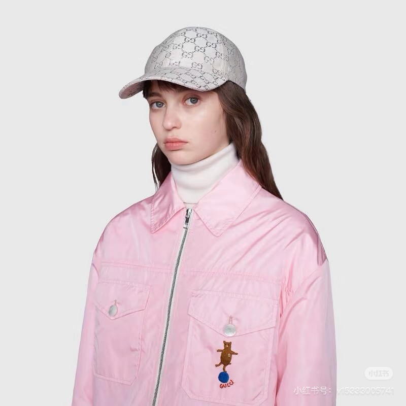 NO:343556,Exclusive high-end version!  G home new double G baseball hat. The new ones you bought will be made for you soon. The hat is covered with silver wire double G iconic logo, retro and atmospheric, and the mixed color design is even more outstanding. The rate of returning on the street is absolutely stunning. Whoever takes the street is a trendsetter~ Head circumference 58cm hat Straw hat Fisherman's hat Baseball hat, hat, gucci, espadrilles, hats跑量 独家高版！ G家新款双G棒球帽 新入手的马上就给你们做出来了,帽身布满银丝双G标志性logo,复古又大气,混色设计更是出彩,走在街上回头率绝对爆表,谁带谁是街头弄潮儿～ 头围58cm帽子草帽渔夫帽棒球帽,帽子,gucci,espadrilles,hats,hat