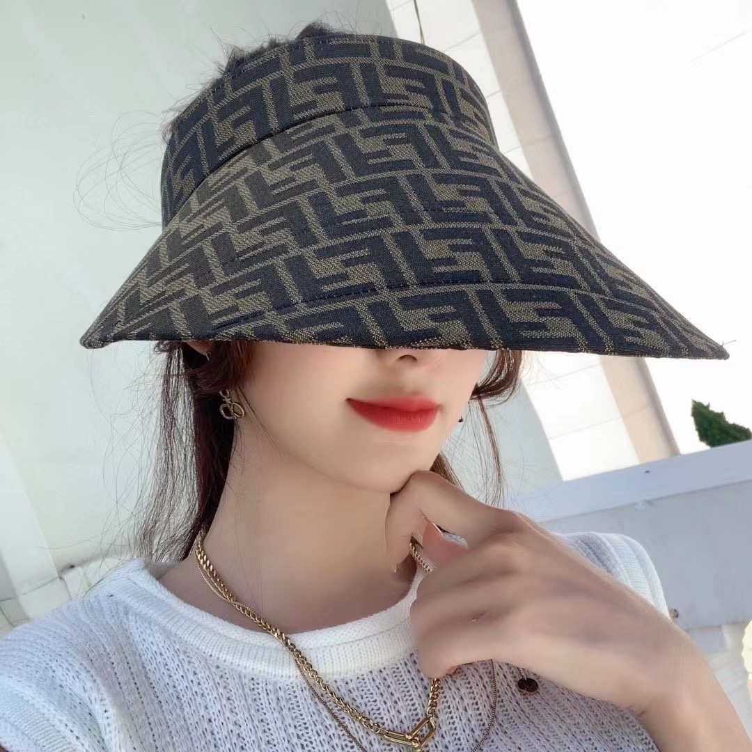 NO:343563,Running volume fend* Classic double F presbyopia ceiling, casually concave high-end style, hat brim can effectively shade the sun and protect the UV rays ~ a small face artifact, casual and fashionable!  The brim of the hat is folded at will, and you don’t have to worry about deformity when putting on a bag. Hats, straw hats, fisherman hats, baseball hats, hats, fendi, espadrilles, hats跑量 fend* 经典双F老花空顶、随意凹出高级感造型,帽檐可有效遮阳防晒防紫外线～小脸神器、休闲时髦！ 帽檐随意折叠 放包包也不怕变形啦帽子草帽渔夫帽棒球帽,帽子,fendi,espadrilles,hats,hat