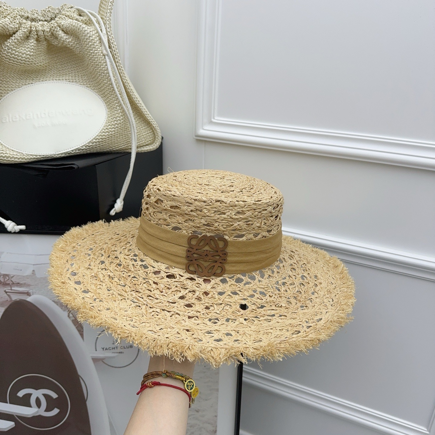 NO:343833,Running Loewe ~ Lafite grass brimmed straw hat with a full vacation atmosphere!  Hat Straw Hat Fisherman Hat Baseball Hat, Hats, Loewe, espadrilles, hats跑量 Loewe～拉菲草大檐草帽 度假氛围感十足！帽子草帽渔夫帽棒球帽,帽子,loewe,espadrilles,hats,hat