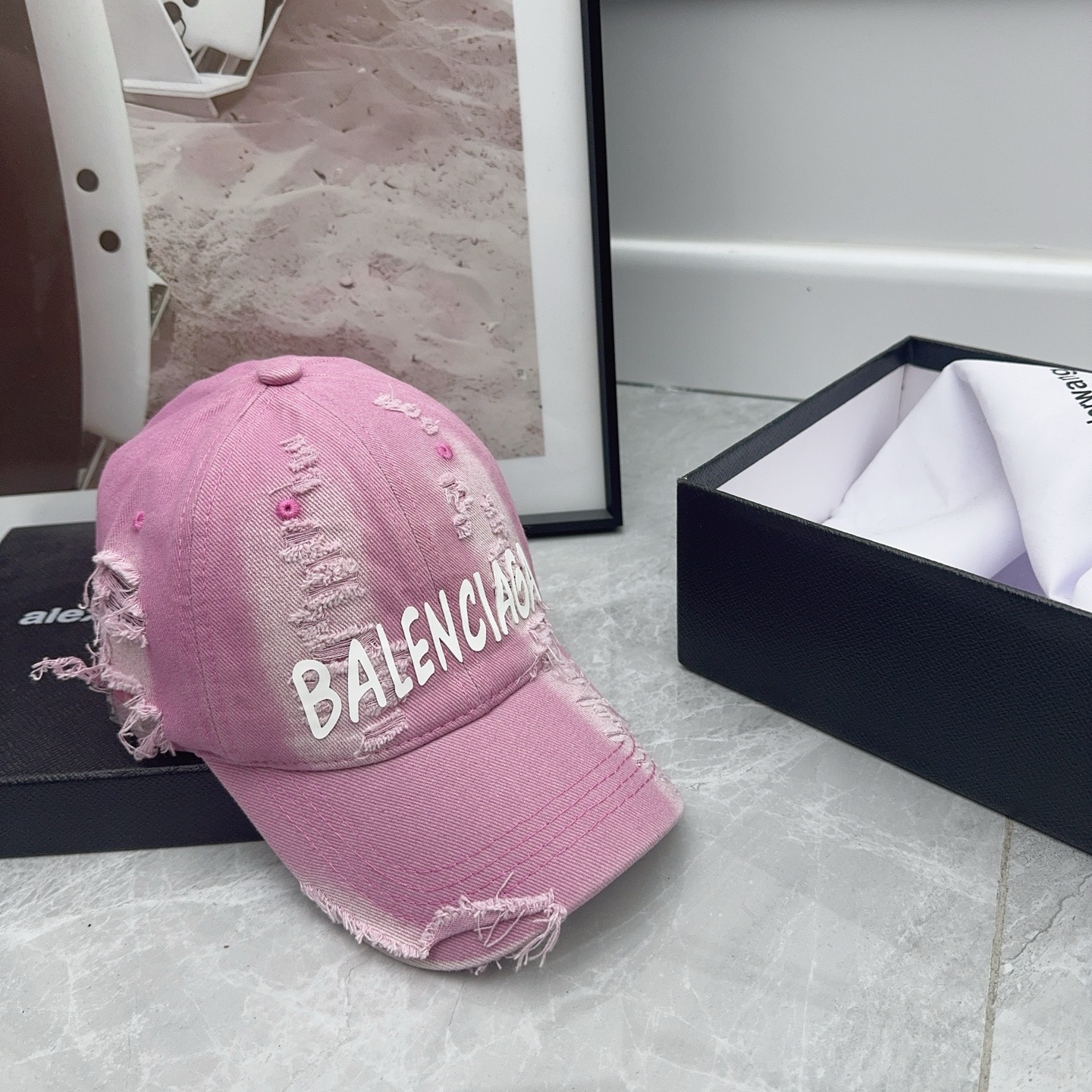 NO:346028,Running volume Paris ~ New ripped cotton baseball cap, personalized and fashionable style, casual and cool feeling, same style for men and women!  Material: Cotton Head circumference: 56-58cm hats, straw hats, fisherman hats, baseball hats, hats, espadrilles, hats跑量 巴黎～新款破洞洗水棉布棒球帽,个性时尚款 休闲带点酷酷的感觉,男女同款！ 材质:棉 头围:56-58cm均可帽子草帽渔夫帽棒球帽,帽子,espadrilles,hats,hat