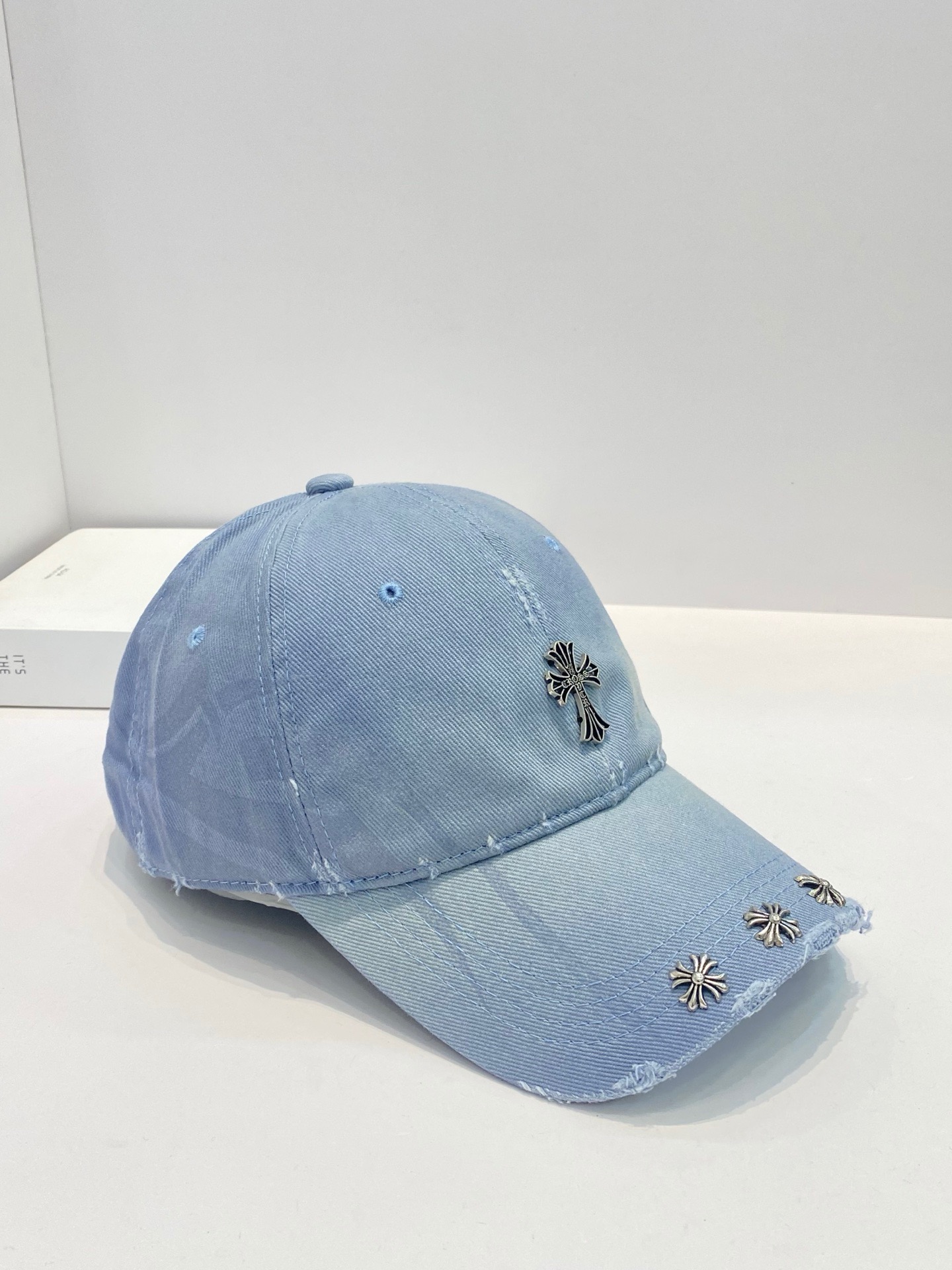 NO:346115,Running volume Croheart early spring retro old ripped hat wear design versatile baseball cap baseball cap hat straw hat fisherman hat baseball cap, hat, chrome hearts, espadrilles, hats跑量 克罗心早春复古做旧破洞帽子磨损设计百搭棒球帽鸭舌帽帽子草帽渔夫帽棒球帽,帽子,chrome hearts,espadrilles,hats,hat