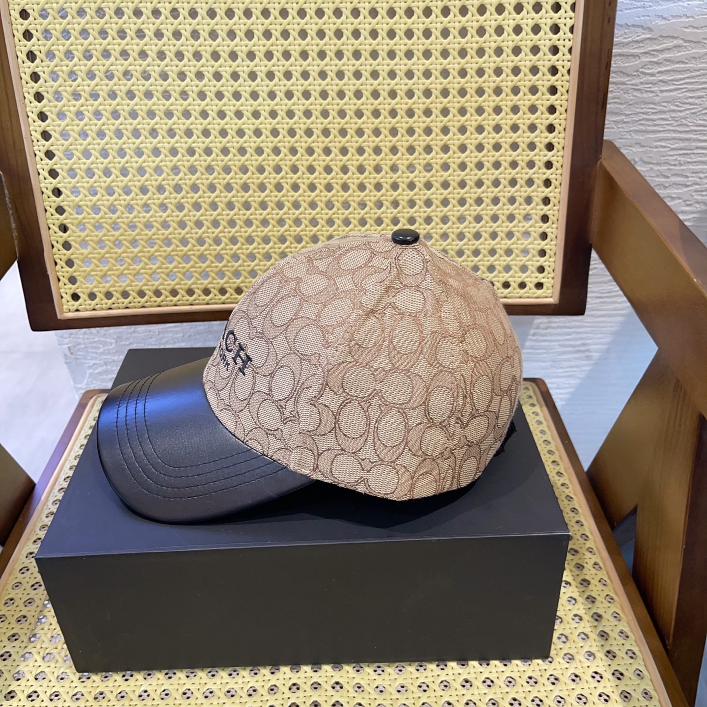 NO:346044,Coach new baseball cap This baseball cap is really versatile and out of date, and the cost-effectiveness is also very beautiful, so it counterattack~ Hat Straw Hat Fisherman's Hat Baseball Cap, Hats, Coach, Coach, espadrilles, hats跑量 Coach蔻驰新款棒球帽 这款棒球帽真的百搭不过时,性价比也很高,美到逆袭～帽子草帽渔夫帽棒球帽,帽子,coach,coach,espadrilles,hats,hat