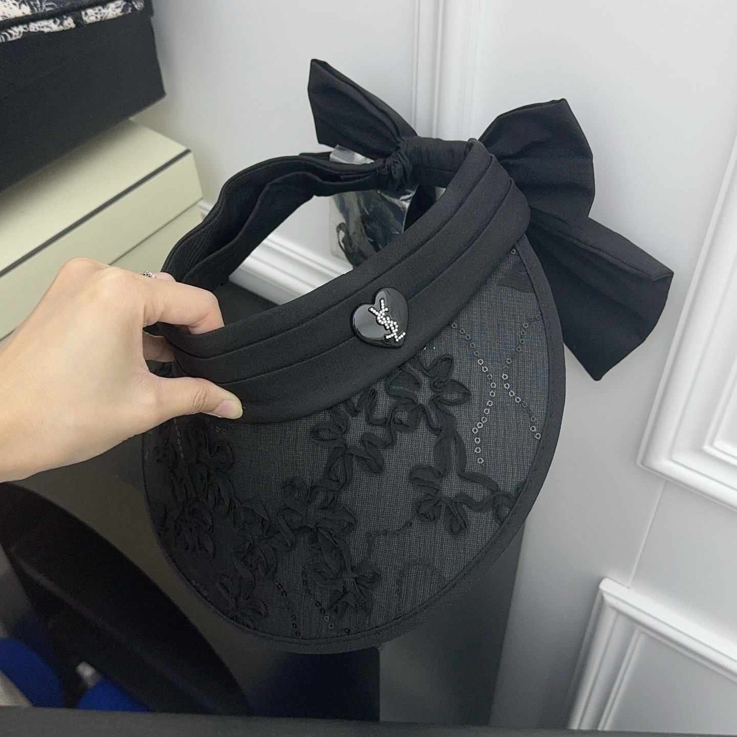 [YSL Hats]YSL new craft hollow top hatThe temperament is full of high-class