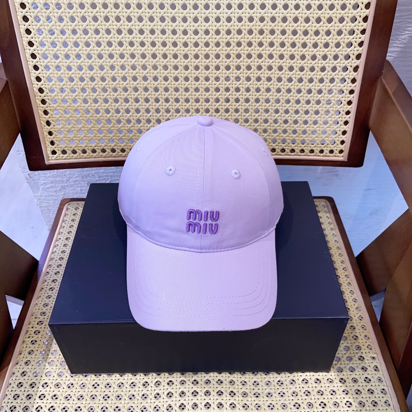 NO:347832,Running volume MiuMiu~New embroidered baseball hats, bonus artifacts for daily commuting matching. Classic plain hats are very versatile. Adjustable design is friendly to all head shapes. Hats, straw hats, fisherman hats, baseball hats, hats, miumiu, espadrilles, hats跑量 MiuMiu～新款刺绣棒球帽 日常通勤搭配的加分神器 经典素色帽型非常百搭 可调节的设计对各种头型都友好帽子草帽渔夫帽棒球帽,帽子,miumiu,espadrilles,hats,hat