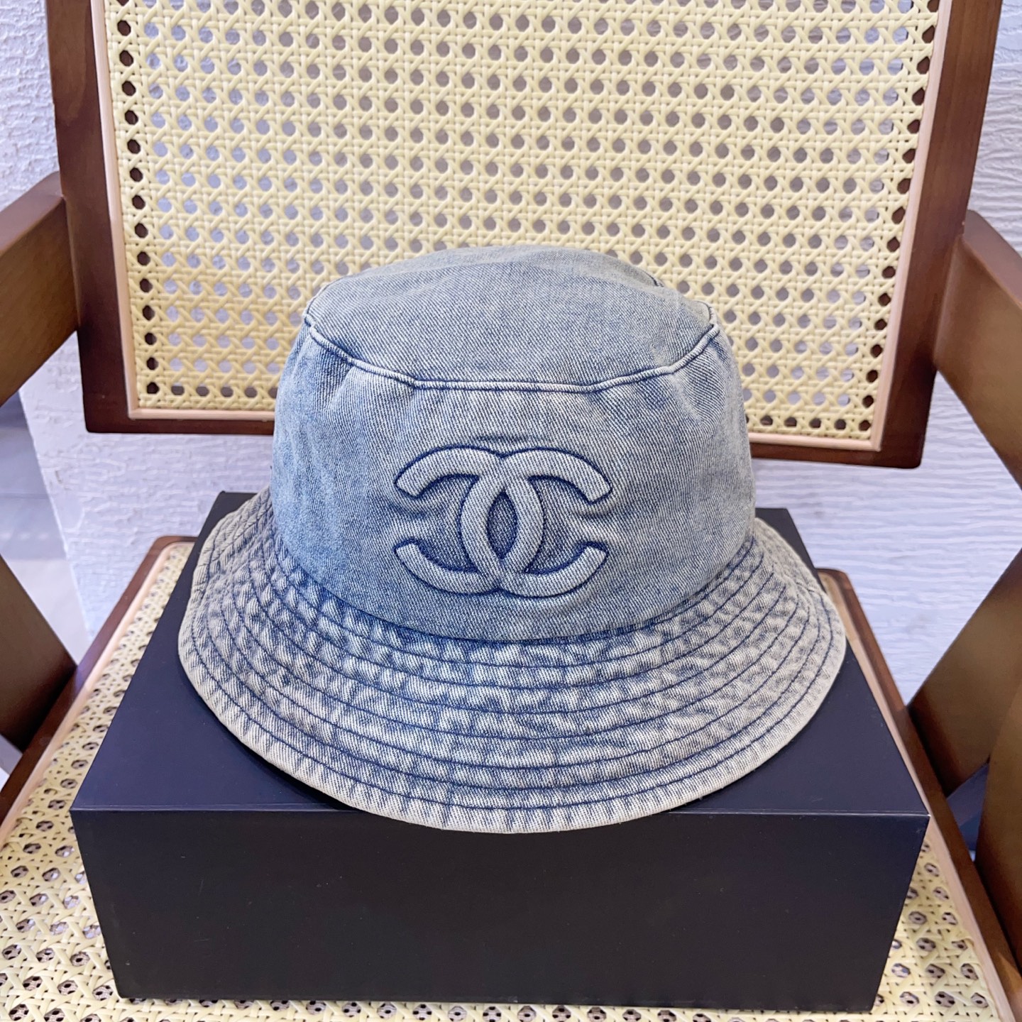 NO:348789,Running volume Xiaoxiang new denim fisherman hat. Summer is here. In hot weather, a beautiful hat has become an indispensable fashion item. This denim fisherman hat has a fashionable appearance and can effectively protect you from the sun, making you the most fashionable girl on the streets and alleys!  Hat Straw Hat Fisherman Hat Baseball Hat, Hats, espadrilles, hats跑量 小香新款牛仔渔夫帽 夏天来了,炎热的天气下,一顶好看的帽子成为了必不可少的时尚单品.这款牛仔渔夫帽,既有时髦的外观,又能有效防晒,让你在街头巷尾成为最时尚的妞！帽子草帽渔夫帽棒球帽,帽子,espadrilles,hats,hat
