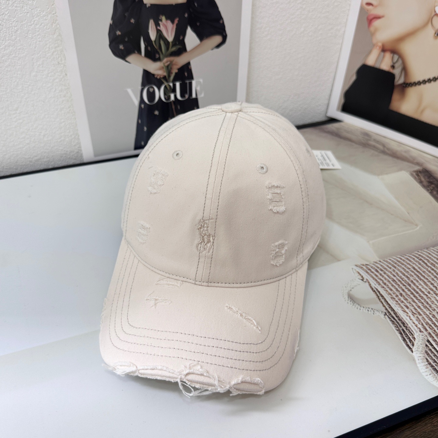 NO:348957,Running volume Polo new embroidered baseball hat, a bonus tool for daily commuting matching. Classic plain hat shape is very versatile. The adjustable design is friendly to all head shapes. Hats, straw hats, fisherman hats, baseball hats, hats, espadrilles, hats跑量 Polo新款刺绣棒球帽 日常通勤搭配的加分神器 经典素色帽型非常百搭 可调节的设计对各种头型都友好帽子草帽渔夫帽棒球帽,帽子,espadrilles,hats,hat