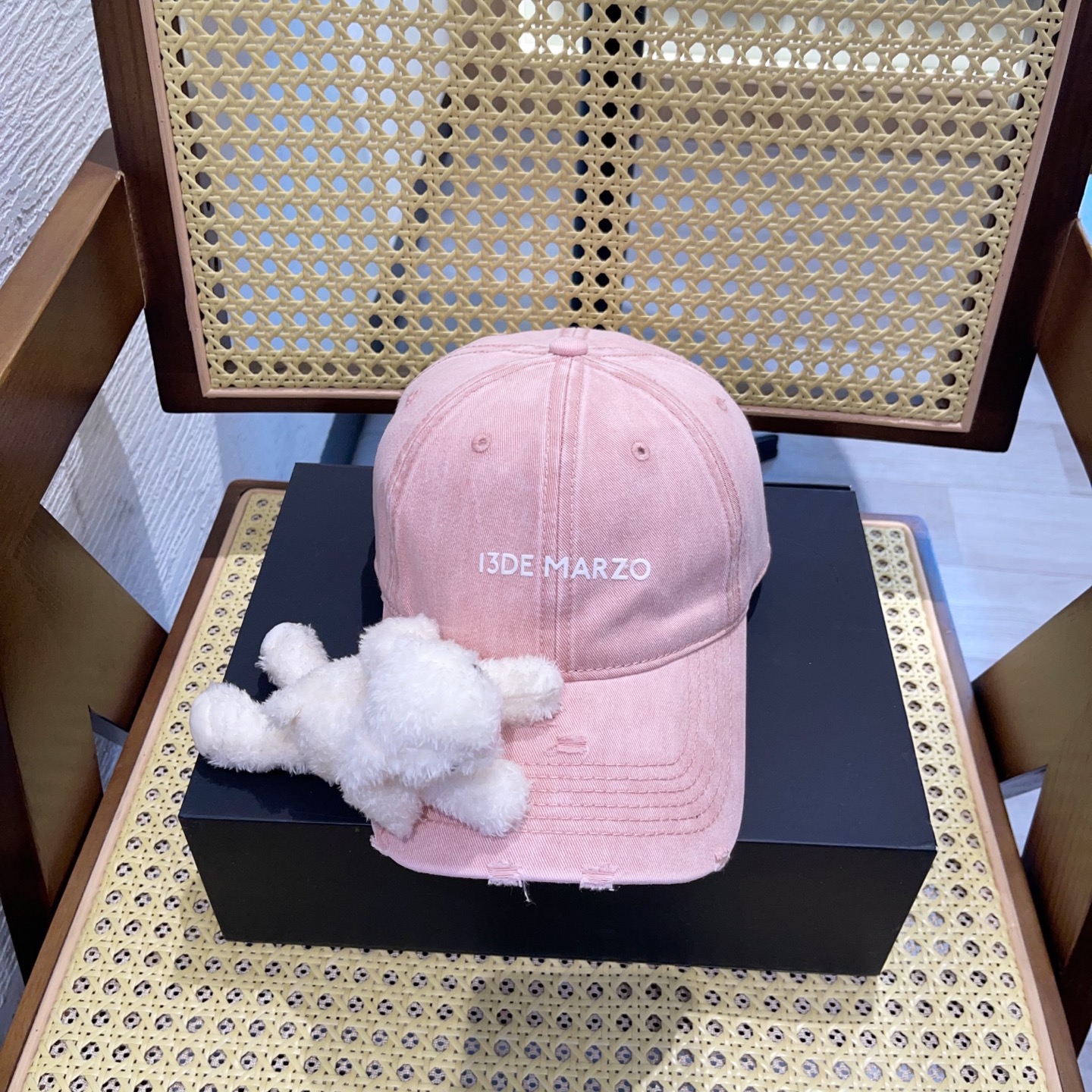 NO:348952,Running volume DEMARZO | Who wouldn't love the bear baseball hat? It's so cute. The bear embroidery on the hat is exquisite and cute, and it makes people fall in love with the color matching very fresh at first sight. The style of the baseball cap is not only fashionable and versatile, but also can well modify the face shape, making the face look smaller and more delicate. Hats, straw hats, fisherman's hats, baseball hats, hats, espadrilles, hats跑量 DEMARZO|谁会不爱小熊棒球帽 太可爱啦 帽子上的小熊刺绣精致可爱, 让人一眼就爱上颜色搭配非常清新 鸭舌帽的款式不仅时尚百搭 还能很好地修饰脸型,显得脸更小更精致哦帽子草帽渔夫帽棒球帽,帽子,espadrilles,hats,hat